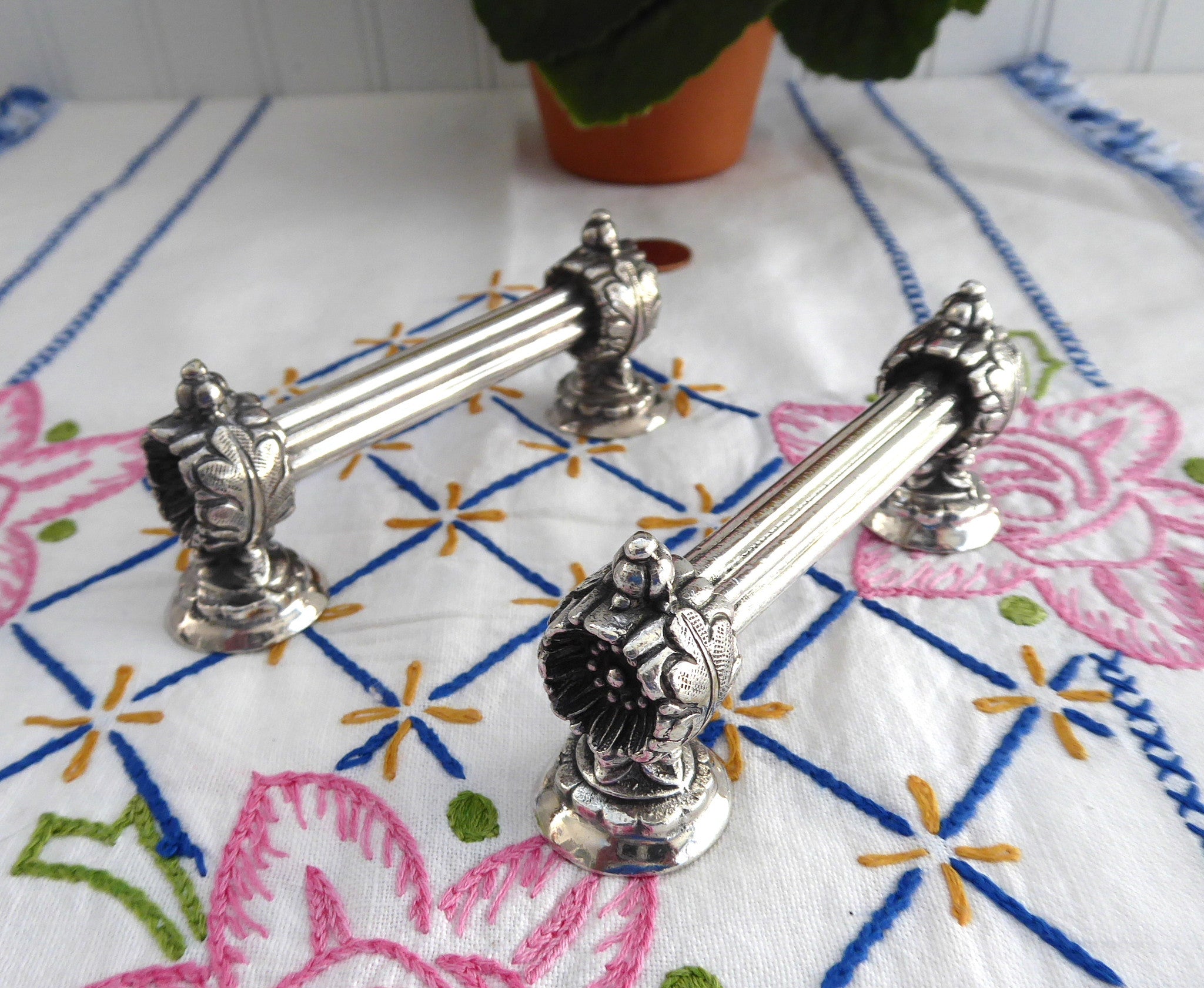 Antique English Victorian Cutlery Rests - Pair of Fluted Classical Column & Floral End Silverware Holders (1890s) | Elegant Table Setting for Fine Dining & Vintage Tea Parties