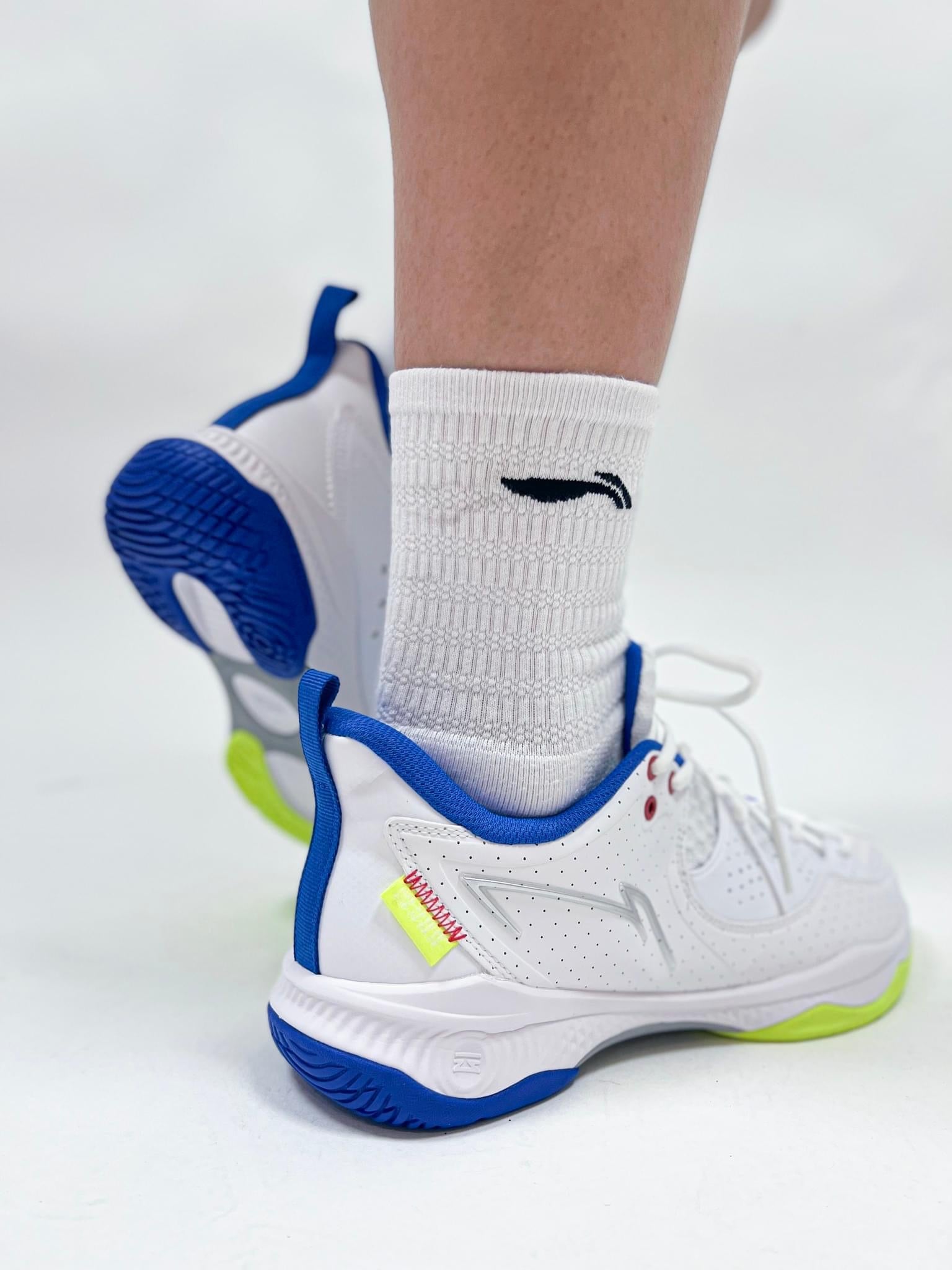 Li Ning HALBERD III LITE Unisex Badminton Shoes - White/Clear Blue - Lightweight Court Shoes for Men & Women - Perfect for Badminton, Tennis & Indoor Sports