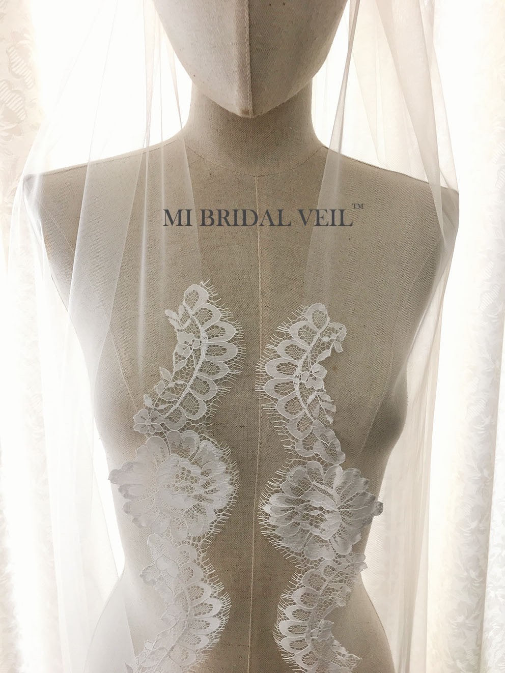 Elegant Lace Wedding Veil with Rose Lace Trim - Perfect for Bridal Ceremonies & Romantic Weddings