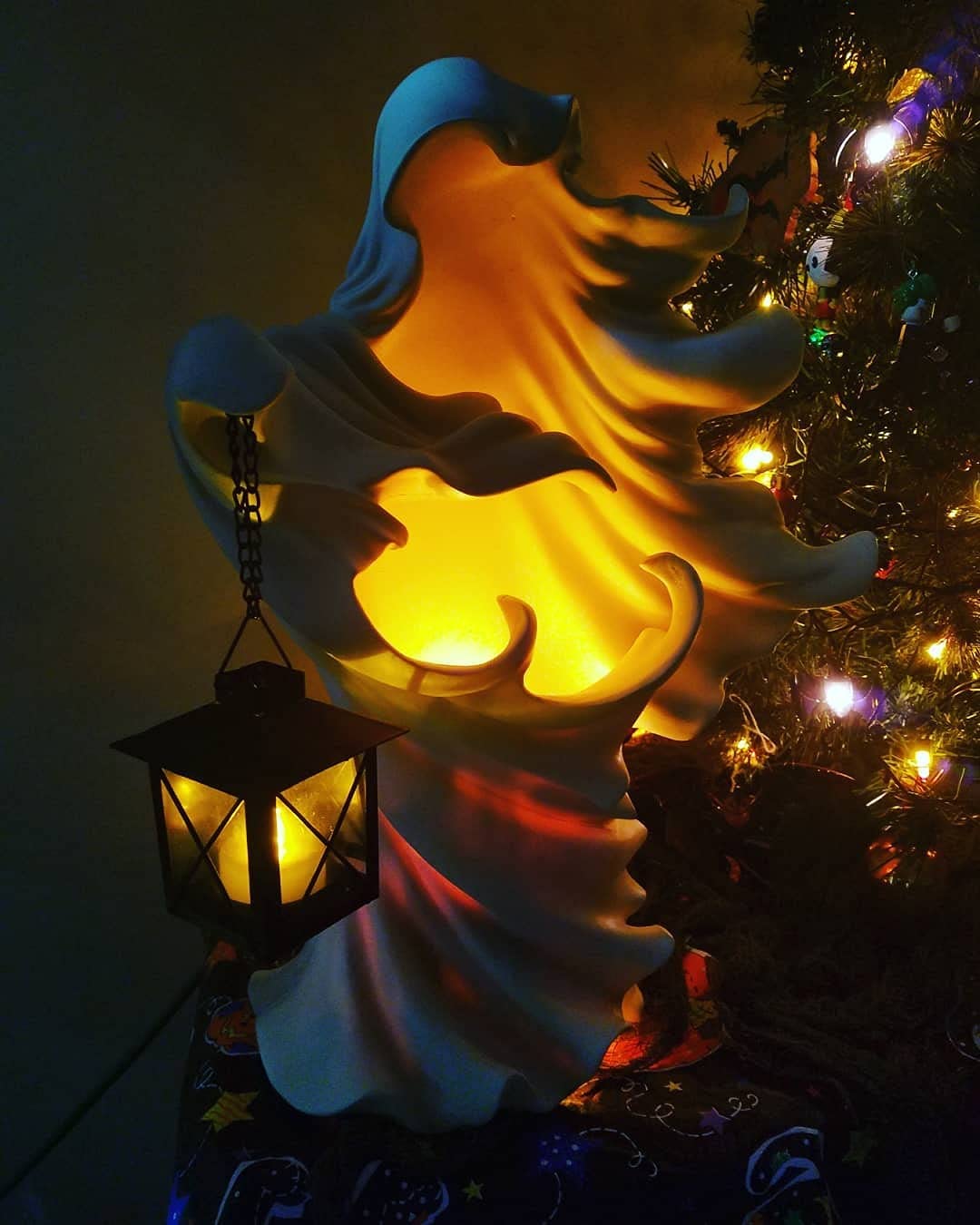 Realistic Resin Ghost Sculpture with Lantern - Halloween Witch Decoration for Garden & Home | DLCJ Hell Messenger Light-Up Prop | Spooky Halloween Gift & Party Decor (Style A, White) - Perfect for Outdoor Yard Displays & Themed Parties