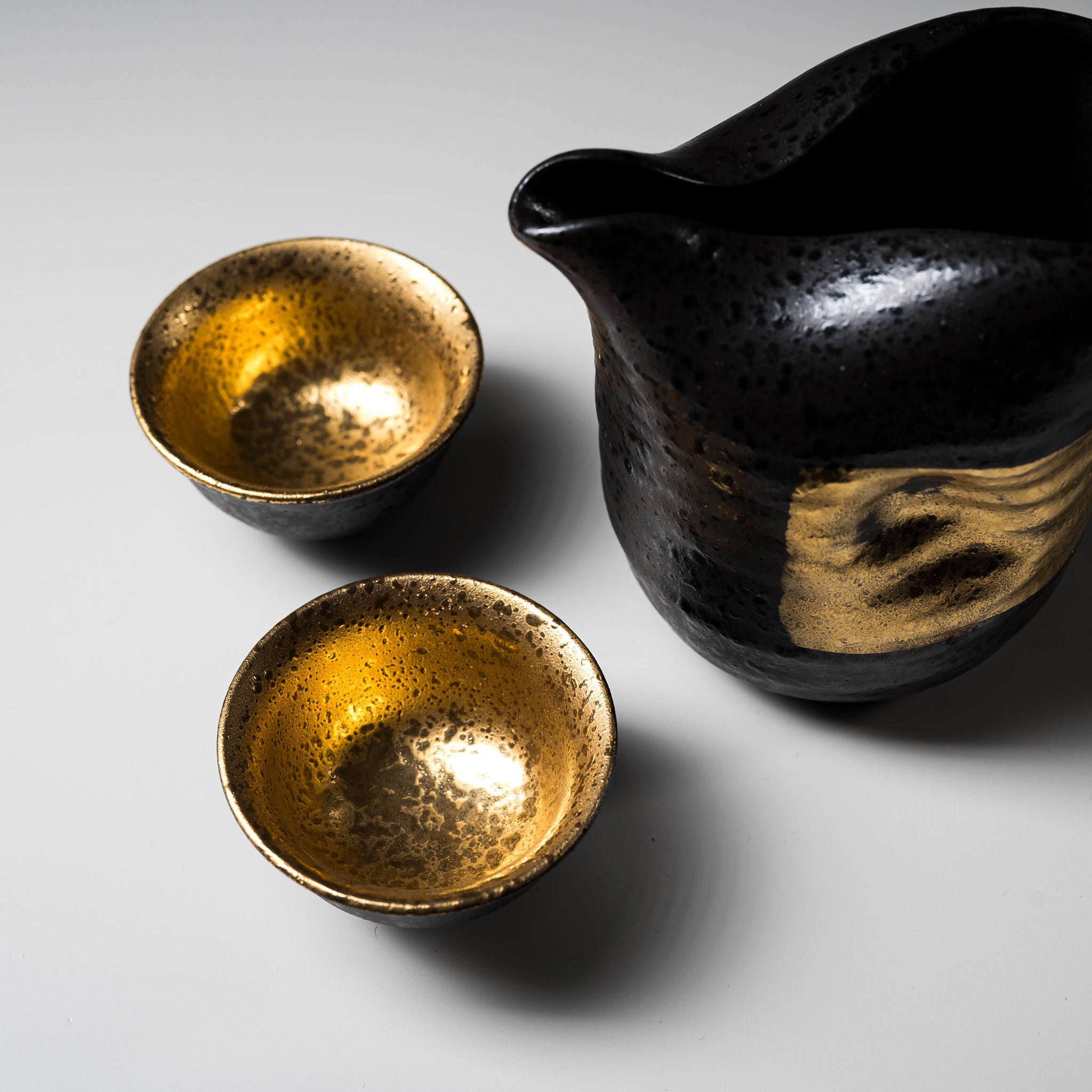Premium Mino Ware Pottery Sake Set - Handcrafted Black & Gold Twisting Design - Traditional Japanese Ceramic Sake Cups & Decanter - Perfect for Japanese Dining, Gift Giving & Home Decor