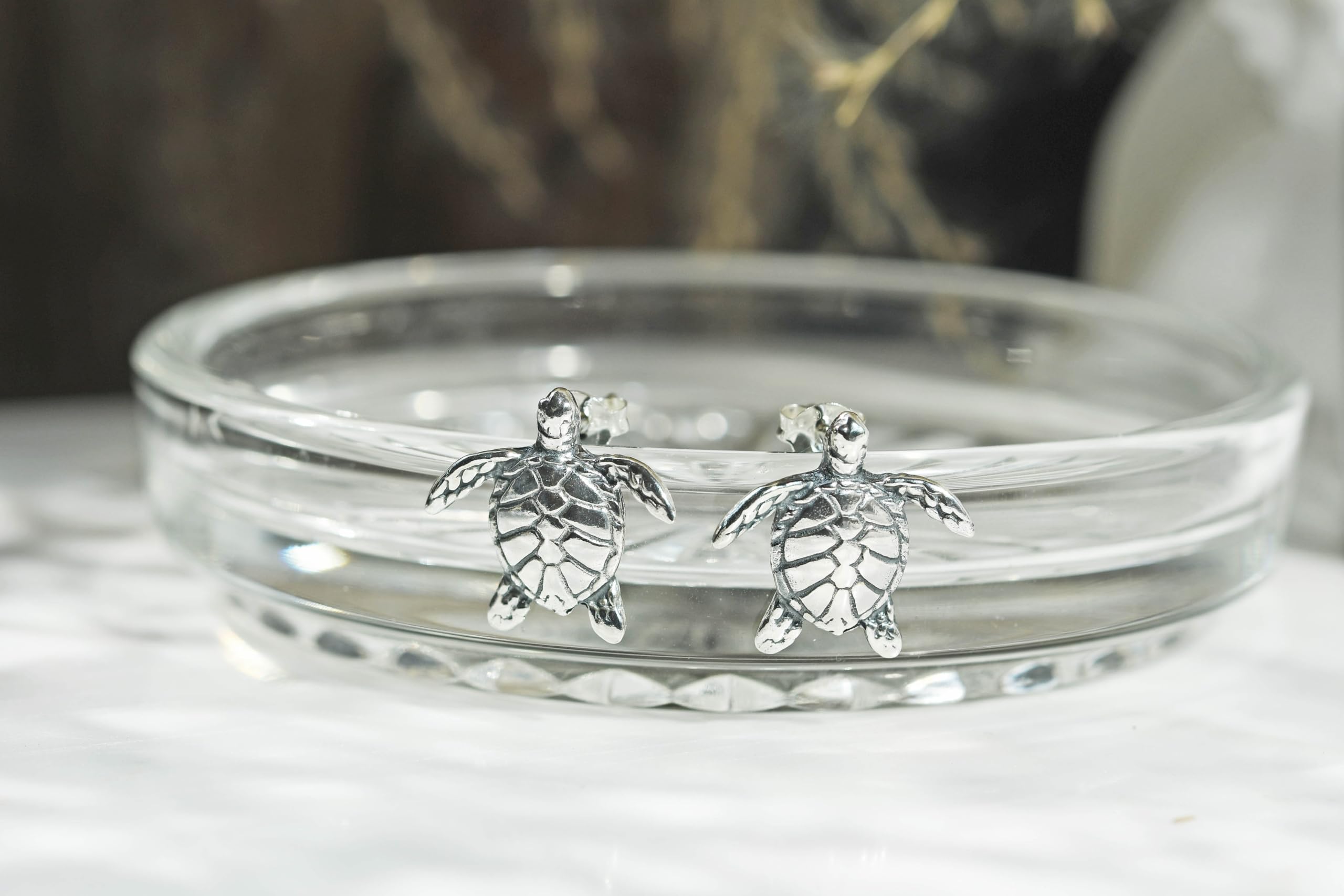 AeraVida Nautical Textured .925 Sterling Silver Sea Turtle Stud Earrings for Women | Hypoallergenic Silver Jewelry Gift for Birthday, Anniversary & Holidays | Perfect for Beach Vacations, Summer Outfits & Casual Wear