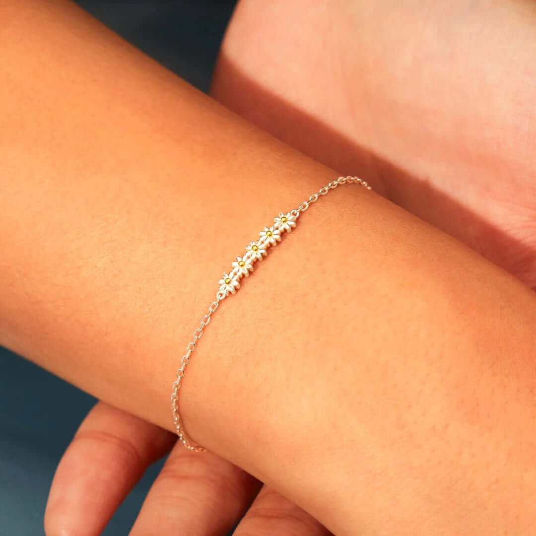 White Daisy Flower Adjustable Bracelet for Women - Elegant Floral Beaded Stretchable Wristband - Perfect for Spring, Summer, Boho Fashion & Everyday Wear