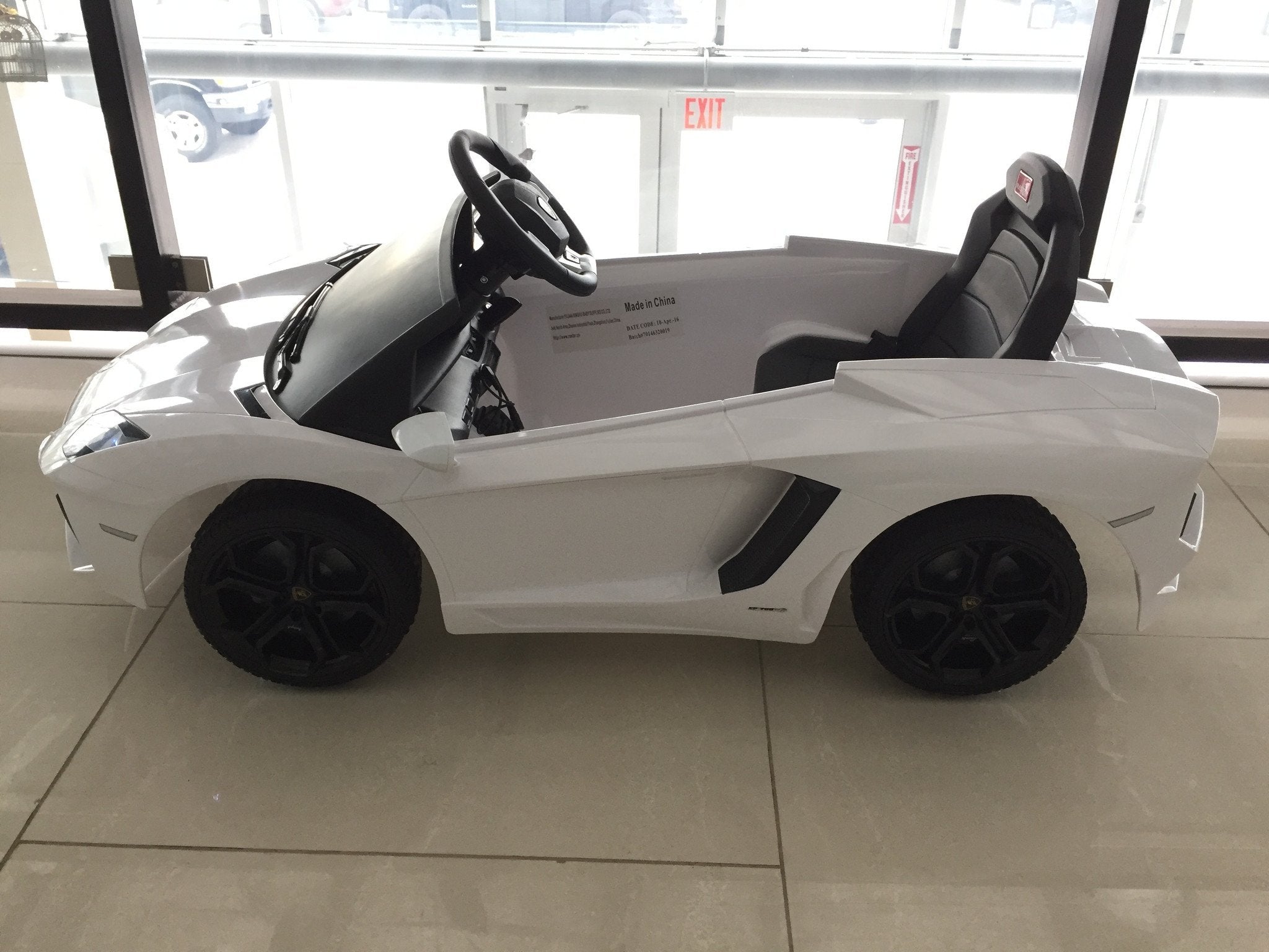 Lamborghini Aventador LP700-4 6V Electric Ride-On Toy Car for Kids - White | Remote Control Battery-Powered Sports Car for Boys & Girls | Indoor & Outdoor Play, Birthday Gift, Christmas Present