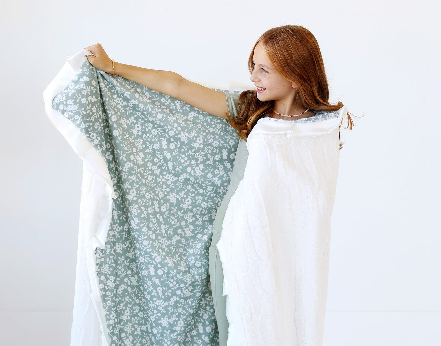 Soft Floral Sage Throw Blanket - Cozy Lightweight Blanket for Sofa, Bed & Outdoor Picnics - Perfect for Home Decor, Gifts & Relaxation