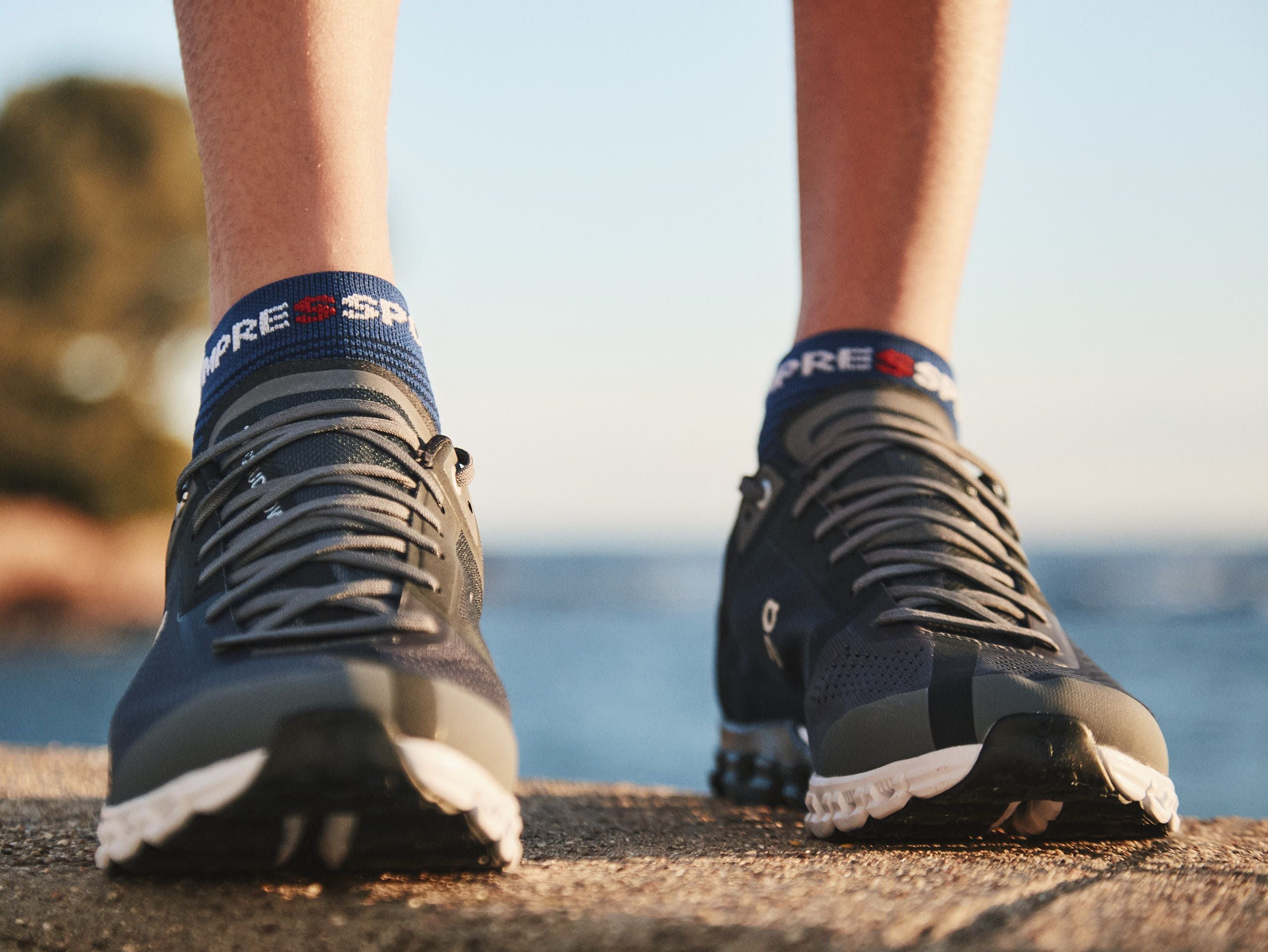 Compressport Pro Racing Socks v4.0 - Unisex Running Socks for Marathon & Training - Lightweight Performance Socks in Sodalite/Fluo Blue - Ideal for Runners, Athletes & Fitness Enthusiasts