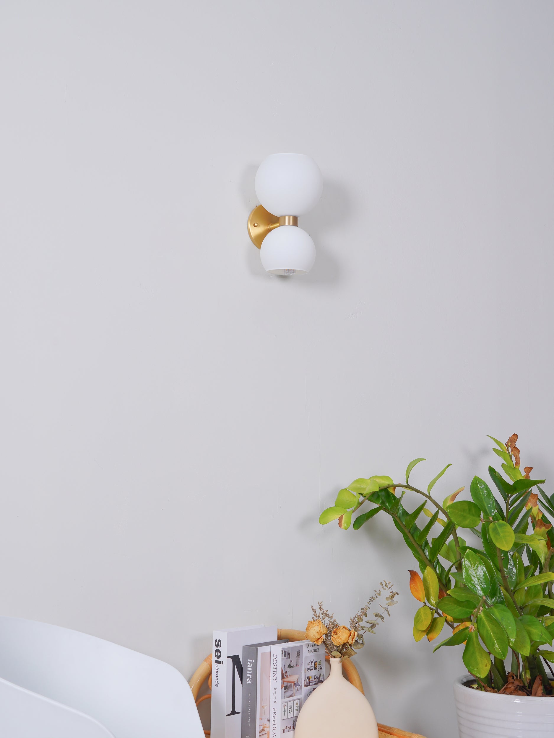 Stylish Betty's Wall Lamp - Modern LED Sconce Light for Bedroom, Living Room & Hallway - Energy Efficient Home Decor Lighting