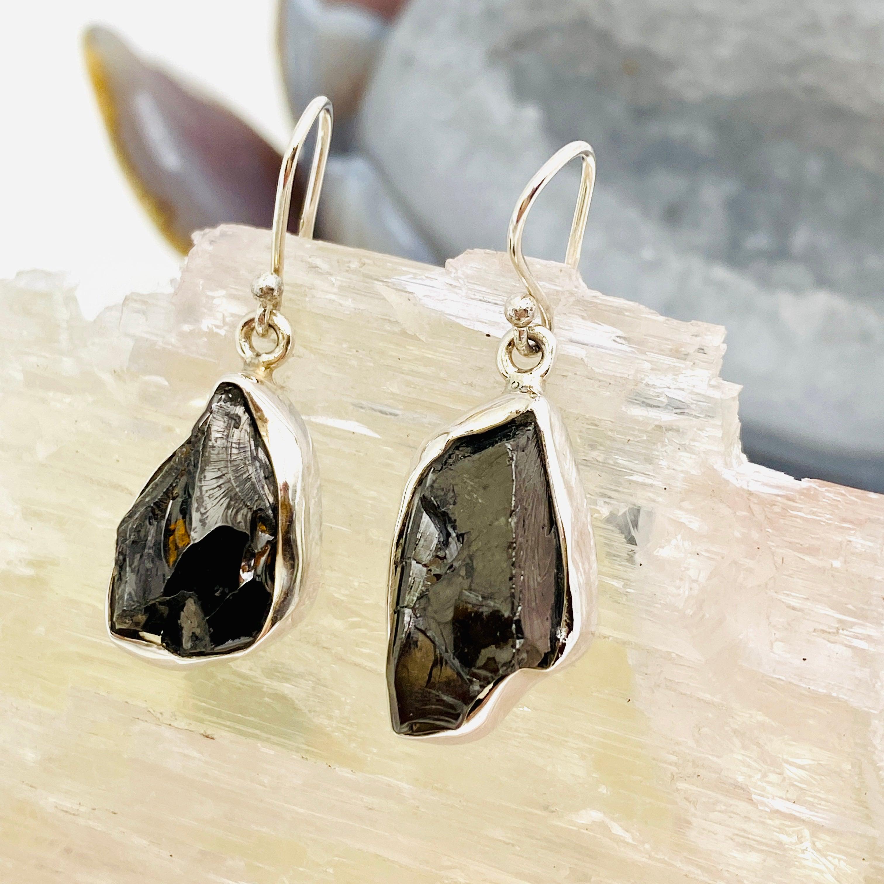 Natural Shungite Raw Stone Earrings for Women – KEGJ940 | Healing Crystal Jewelry for EMF Protection & Stress Relief | Perfect for Meditation, Yoga & Daily Wear