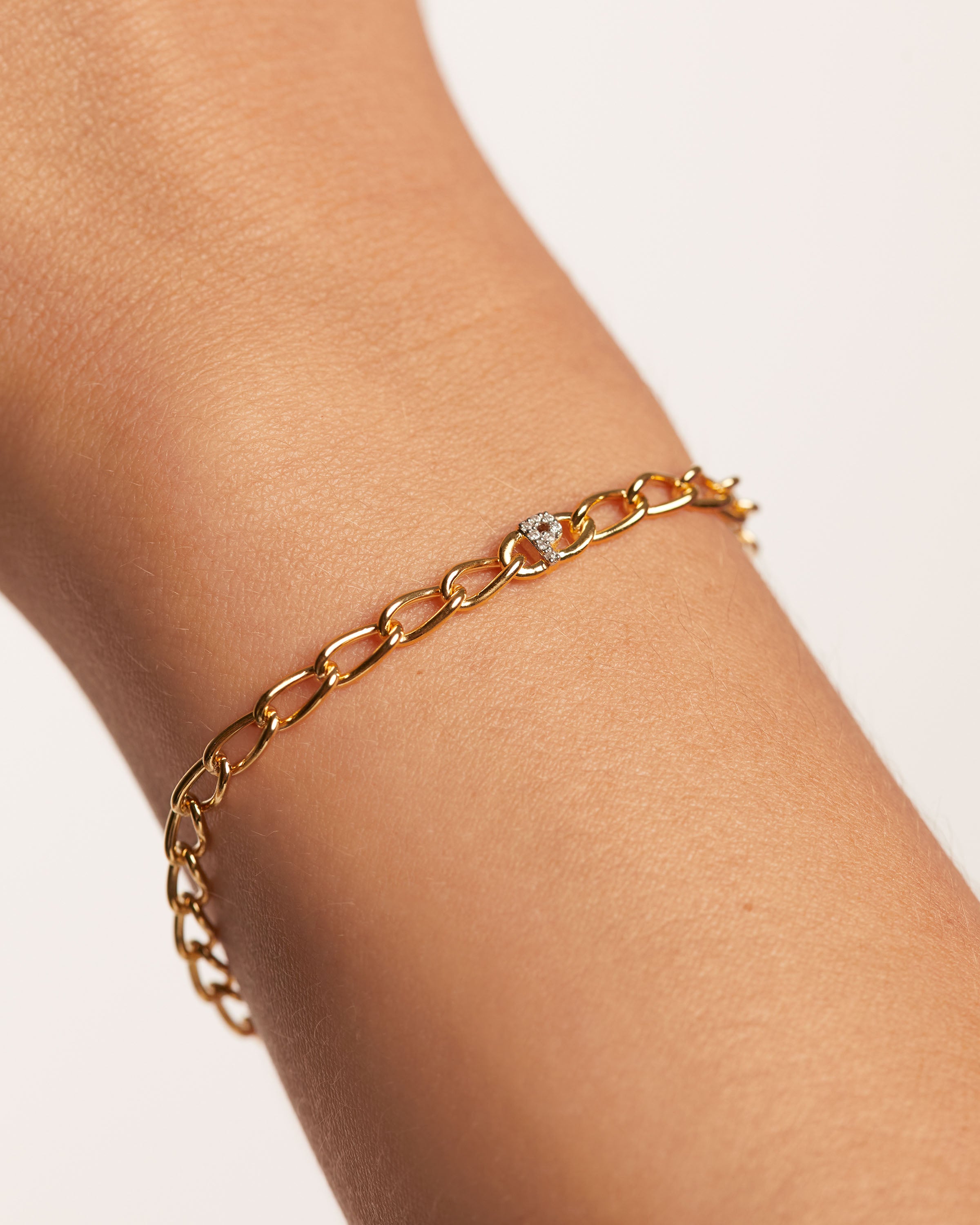 Stylish Letter Q Chain Bracelet for Women - Elegant Initial Jewelry Gift for Her - Perfect for Birthdays, Anniversaries & Everyday Wear