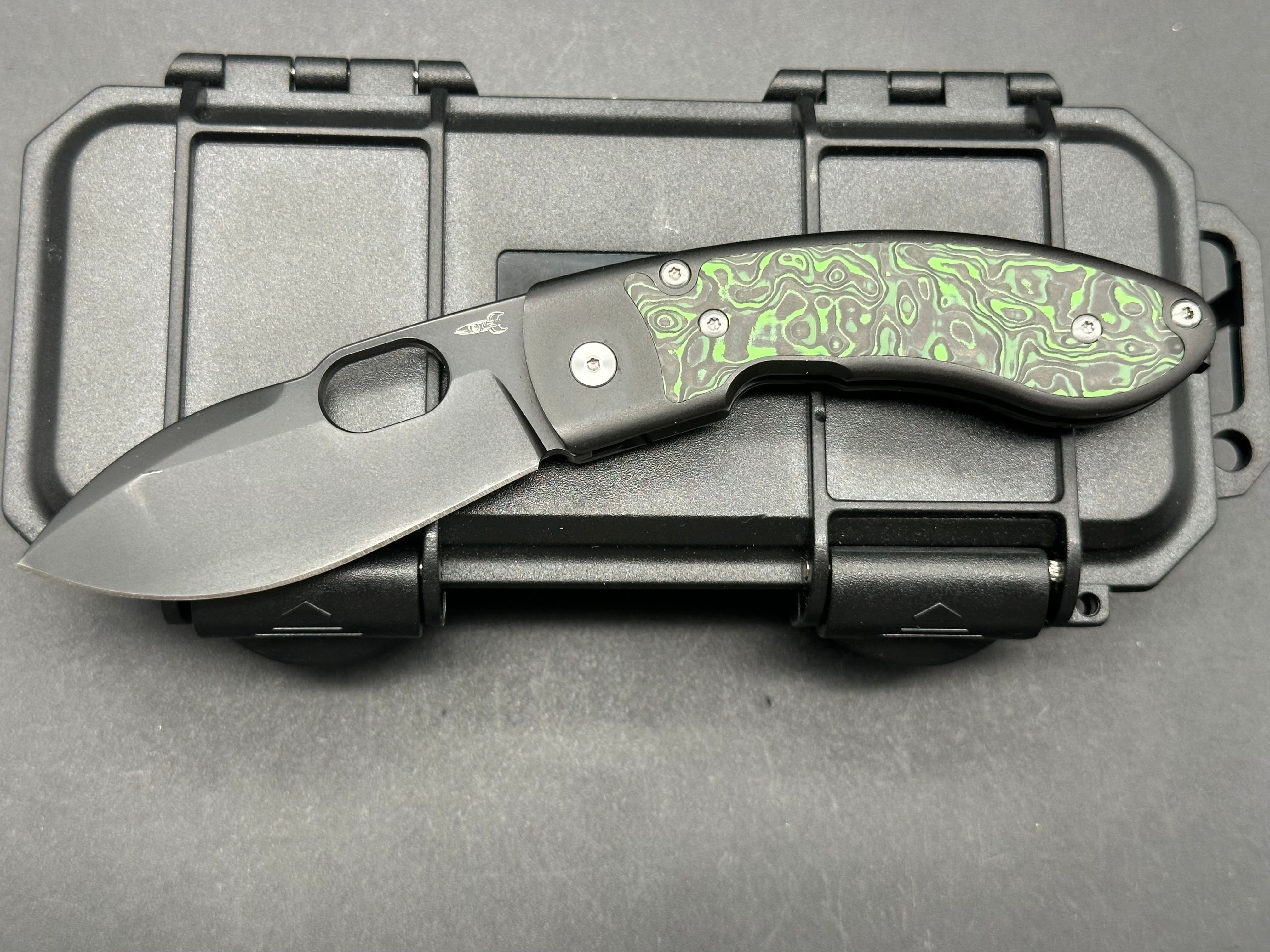 D ROCKET DESIGN LUM LEAF Style 10 Folding Knife - Green/Black Carbon Fiber Handle with S90V Black Blade - EDC Pocket Knife for Outdoor Camping, Hiking & Survival