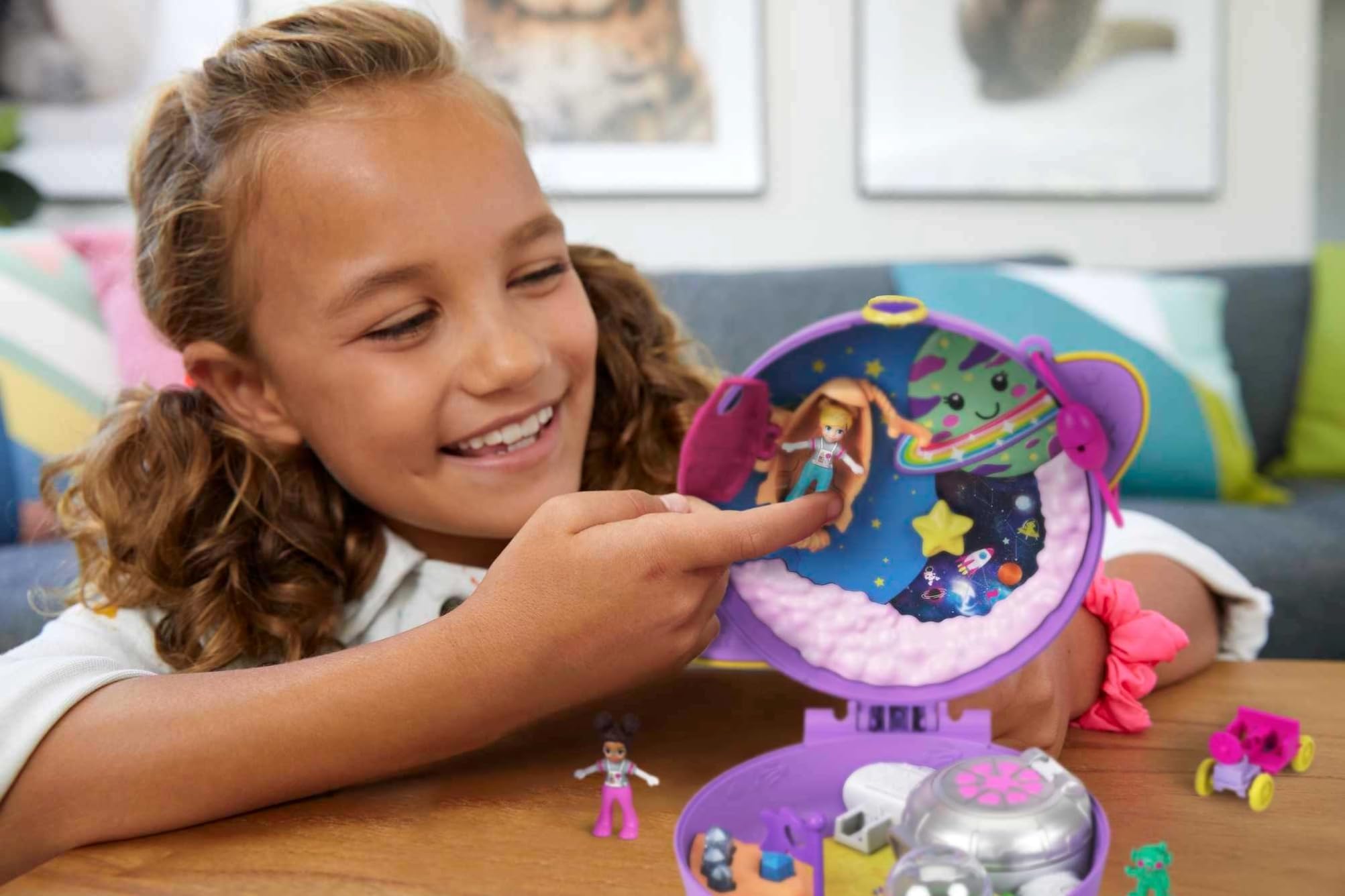 Polly Pocket Saturn Space Explorer Playset - 2 Micro Dolls, Toy Car & Surprise Accessories | Compact Travel Toy for Kids | Perfect for On-the-Go Play, Birthday Gifts & Space-Themed Adventures