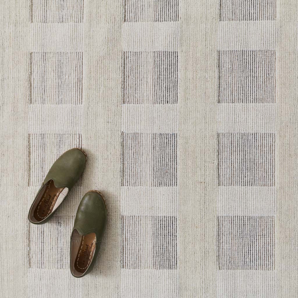 Gamini Handwoven Area Rug - Soft Bohemian Style Rug for Living Room, Bedroom & Home Decor - Perfect for Cozy Spaces & Modern Interiors