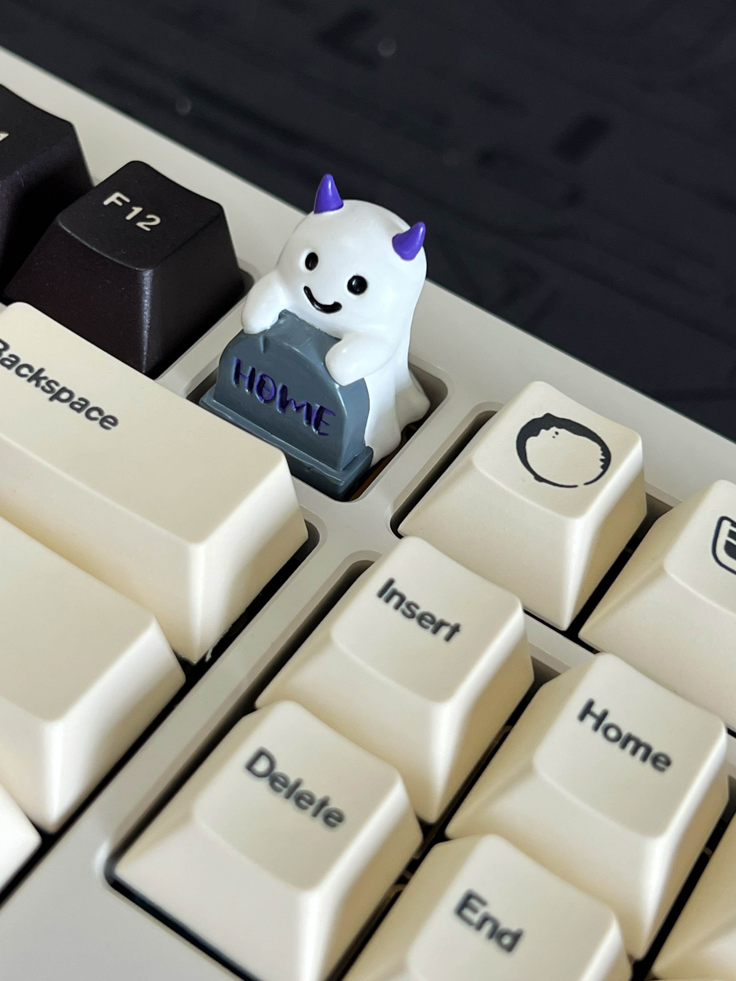 Halloween Ghost Resin Keycaps - Customized Mechanical Keyboard Keycaps for Gaming & Typing - Spooky Decor for Halloween & Cosplay Enthusiasts