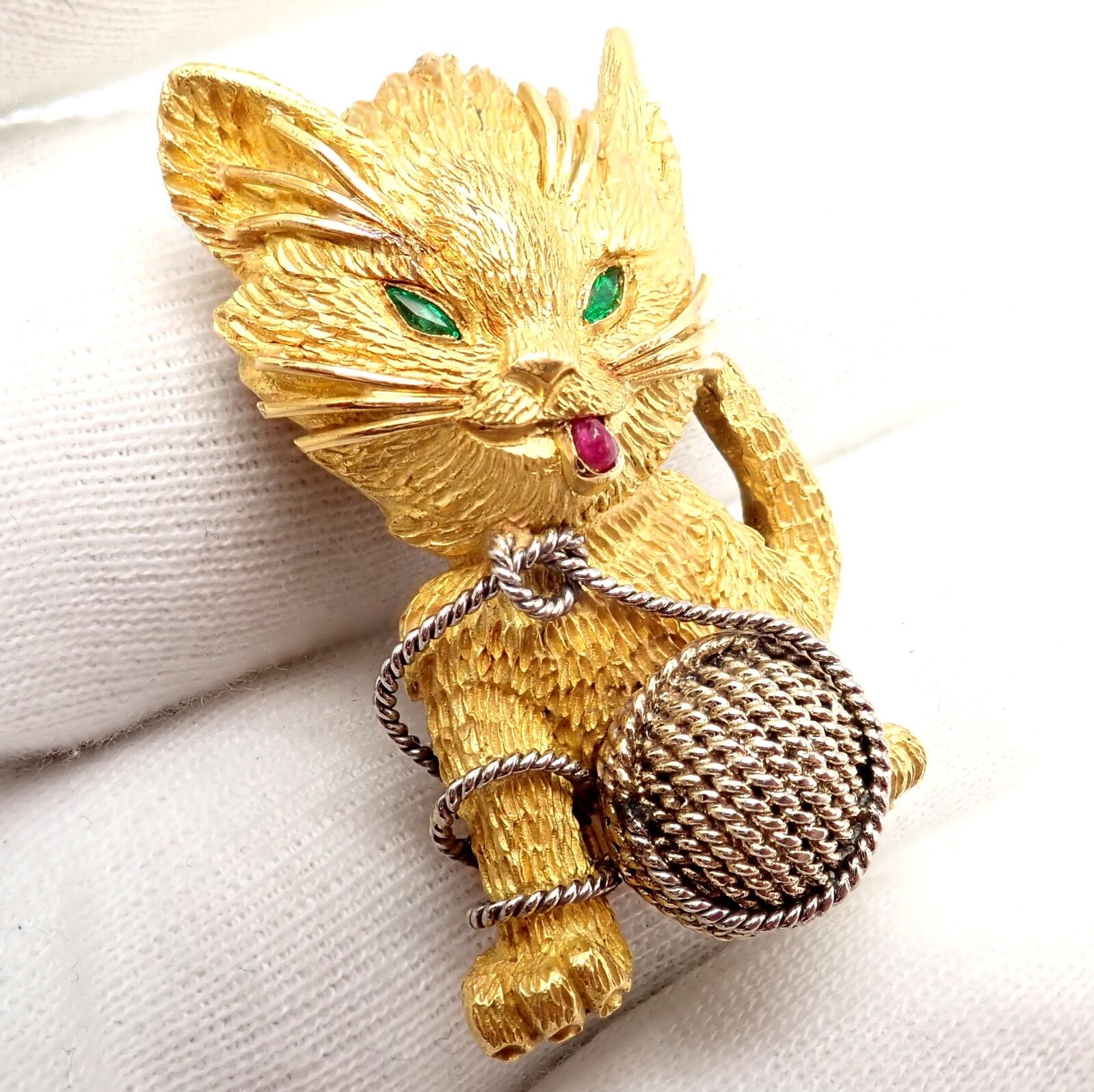 Vintage Tiffany & Co. France 20k Yellow Gold Ruby Emerald Cat Brooch Pin - Elegant Collectible Jewelry for Special Occasions & Gift Giving