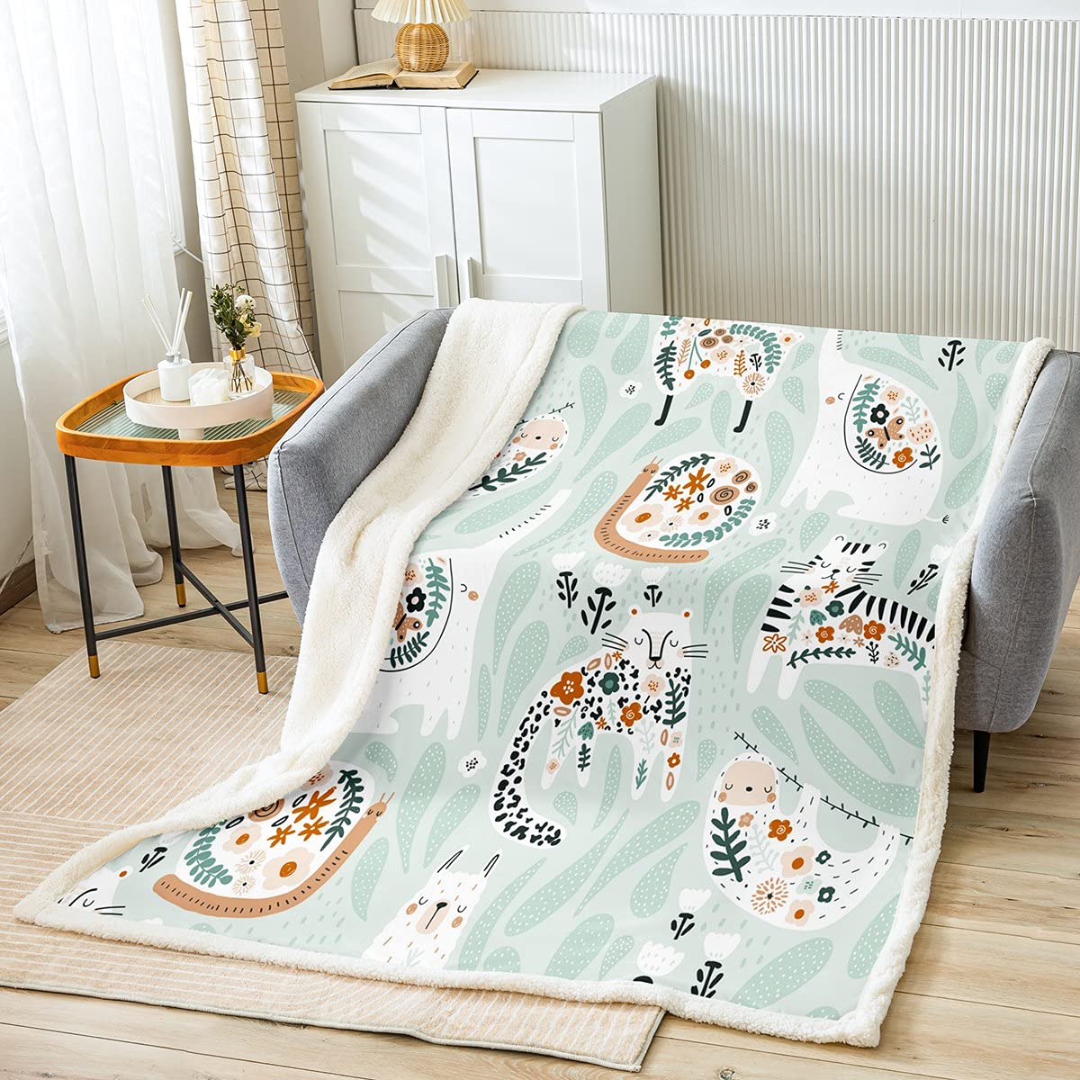Soft Cozy Microfiber Animal Print Throw Blanket - Cute Cartoon Snails & Giraffe Design, Lightweight Flannel Blanket for Sofa, Bedroom, Nursery (30x40 Inches) | Perfect for All Seasons, Baby Gifts & Home Decor