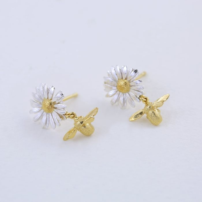 Charming Daisy Stud Earrings with Tiny Bee Drops - Perfect for Spring Outfits, Weddings & Everyday Wear