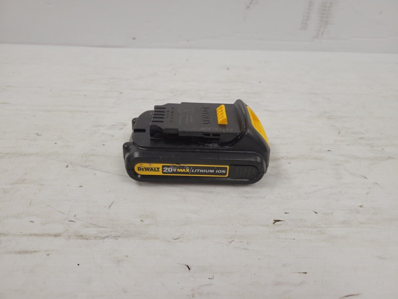 DEWALT DCB207 20V MAX Lithium-Ion Battery Pack (2.0Ah) - Compatible with DEWALT 20V Power Tools - Perfect for Drilling, Sawing & DIY Projects