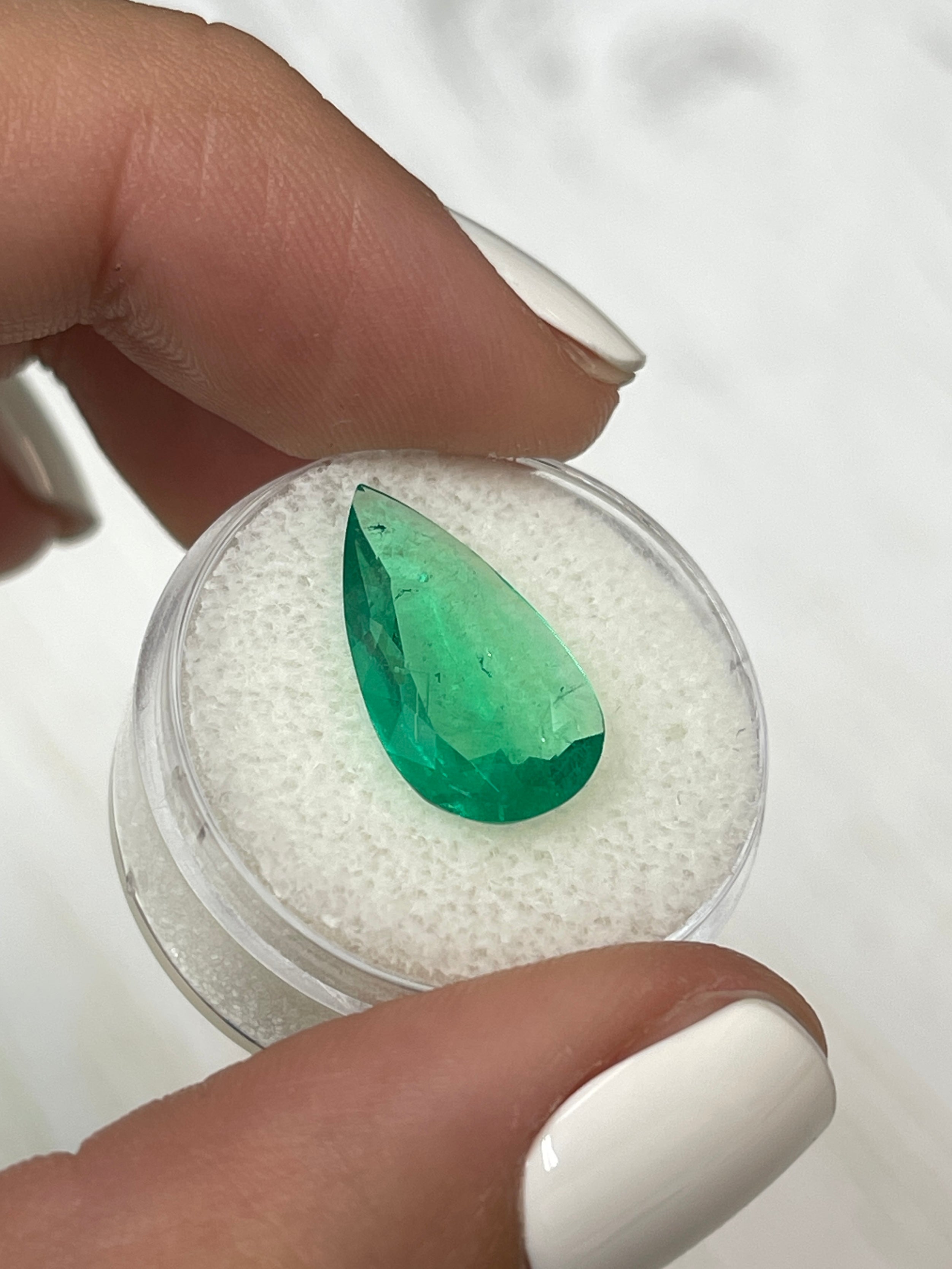 3.83 Carat Natural Colombian Emerald Pear Cut Loose Gemstone - 18x10mm Spready Green for Jewelry Making, Engagement Rings & Luxury Gifts