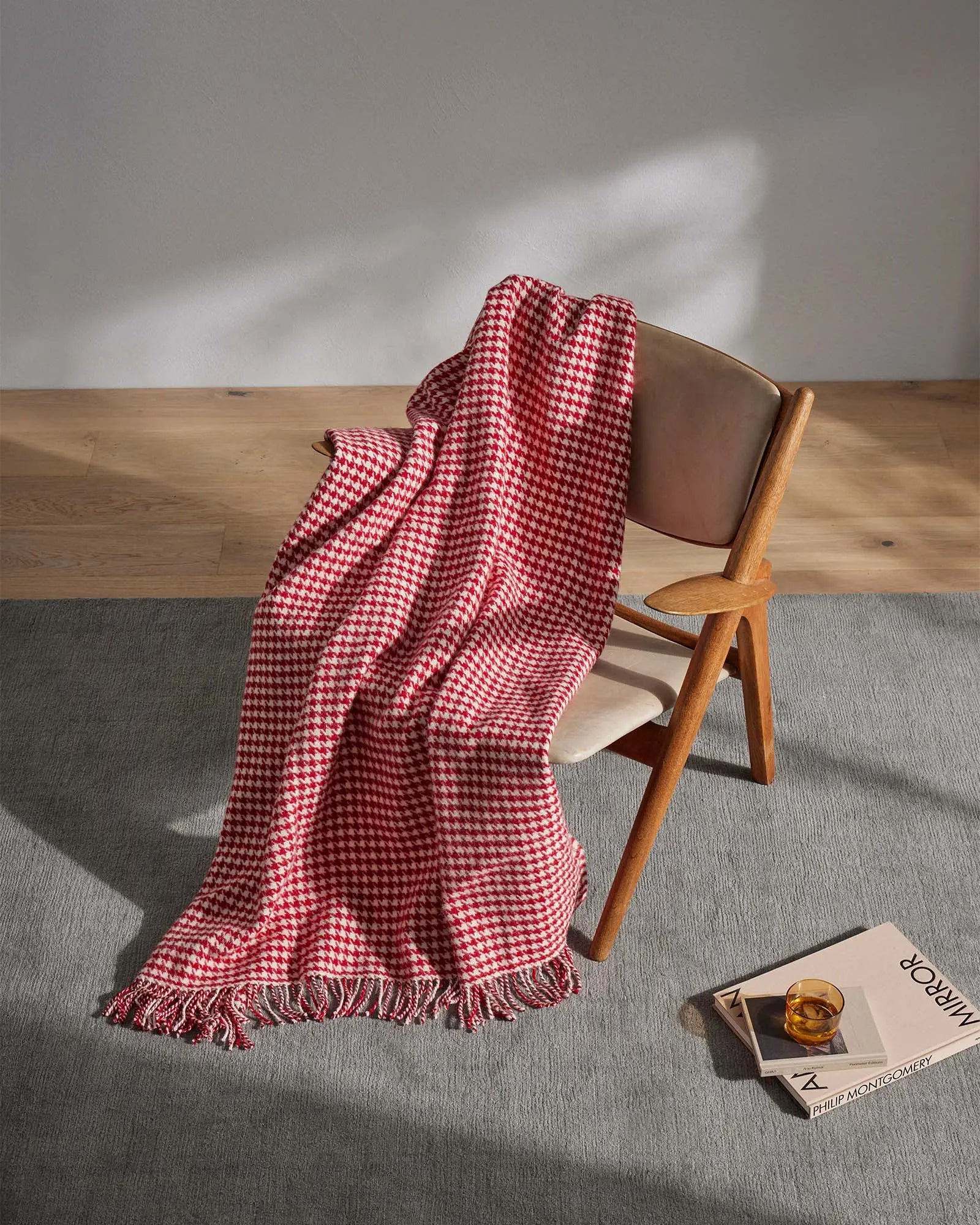 Huxter Throw Rouge - Soft & Stylish Blanket for Cozy Home Decor, Perfect for Sofa, Bed, and Travel - Luxurious Comfort for Relaxation & Gift Giving