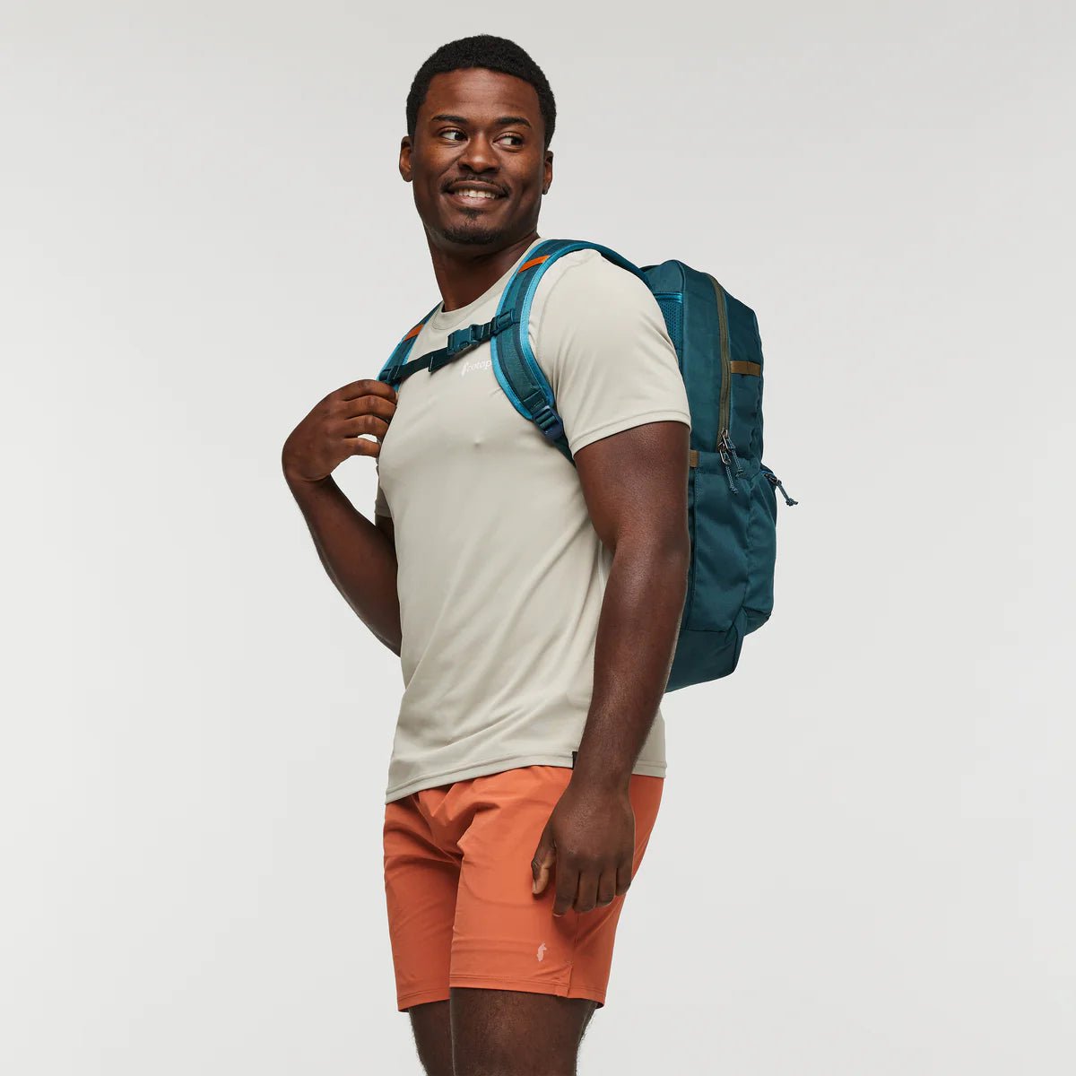 Cotopaxi Chiquillo 26L Backpack - Lightweight Durable Daypack for Hiking, Travel & Everyday Use - Water-Resistant Cada Día Collection in Live Oak Green