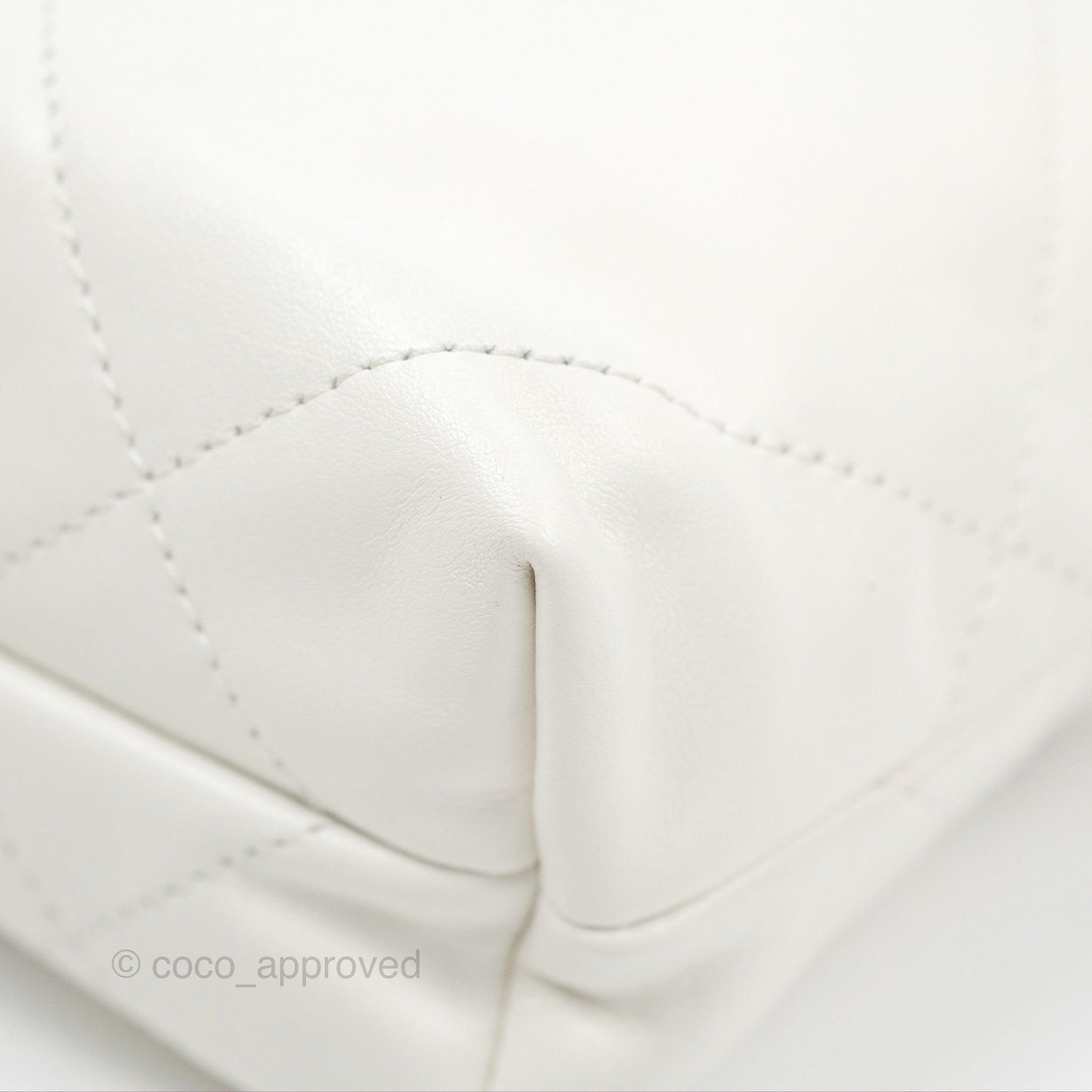 Chanel 22 Mini Bag in White Crumpled Calfskin - Luxury Crossbody Purse for Women, Perfect for Date Night & Evening Events