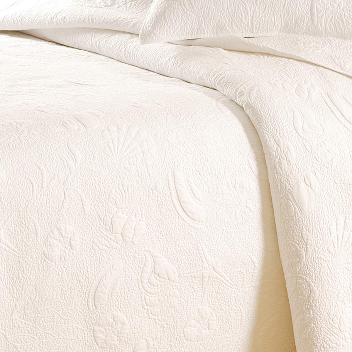 C&F Home White Shell Twin Matelassé Quilt - 100% Cotton Lightweight Reversible Bedspread Coverlet - Machine Washable - Perfect for Guest Rooms, Master Bedrooms & Dorm Decor