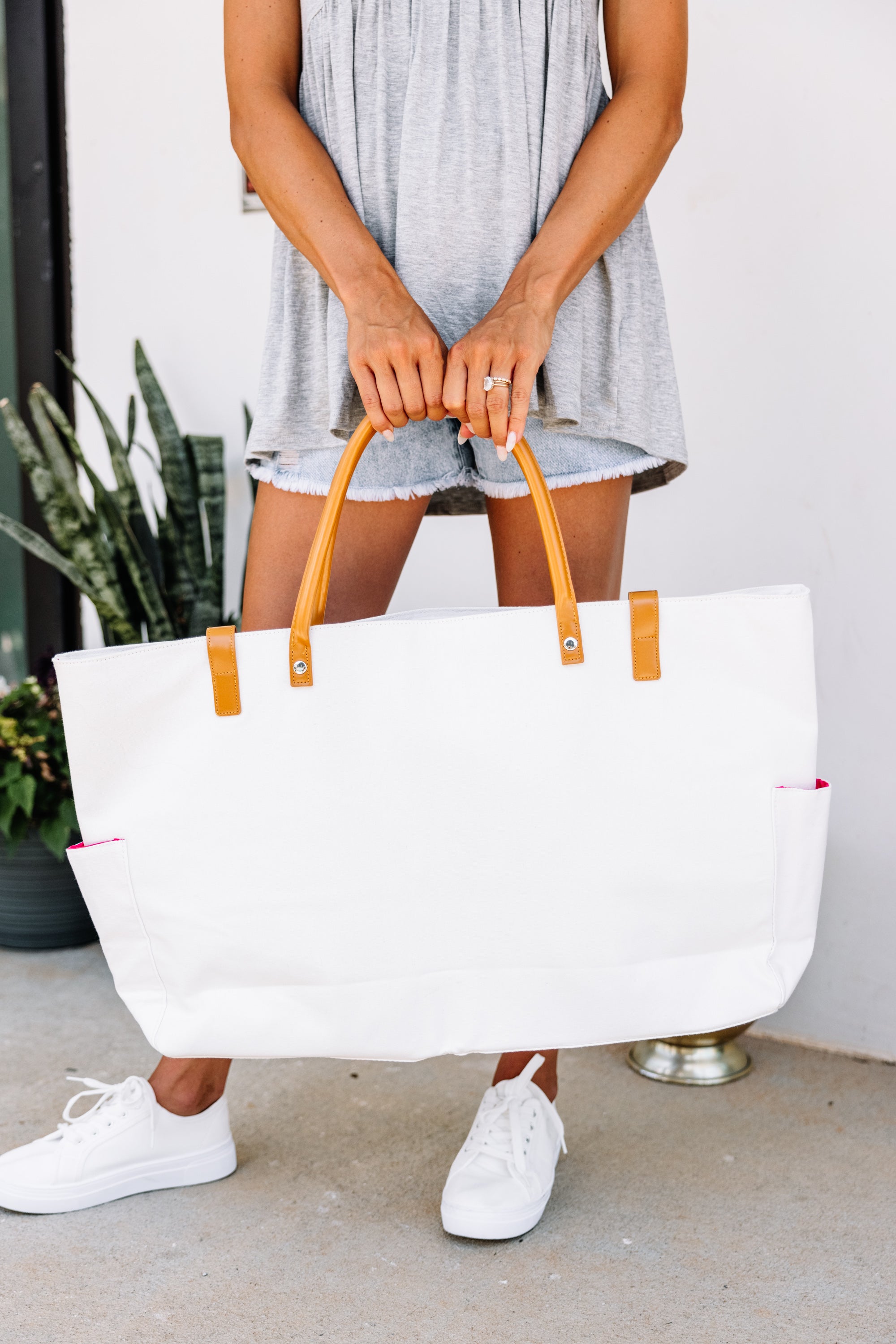 Stylish White Beach Tote Bag for Women - Large Capacity Summer Vacation Bag - Perfect for Beach Trips, Poolside Lounging & Shopping