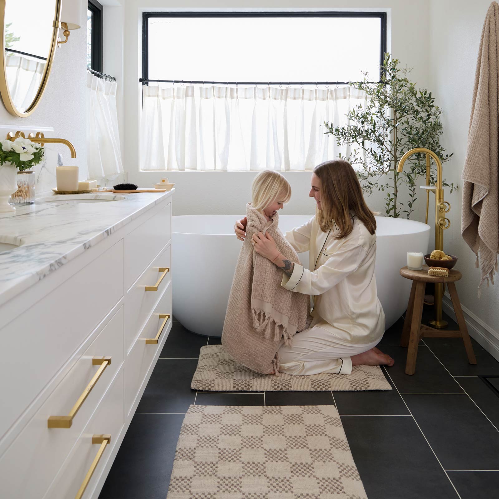 Soft Plush Bath Mat with Non-Slip Backing - Absorbent Quick-Dry Bathroom Rug for Shower & Tub - Perfect for Bathroom, Spa, and Home Decor (Checkered Pattern)