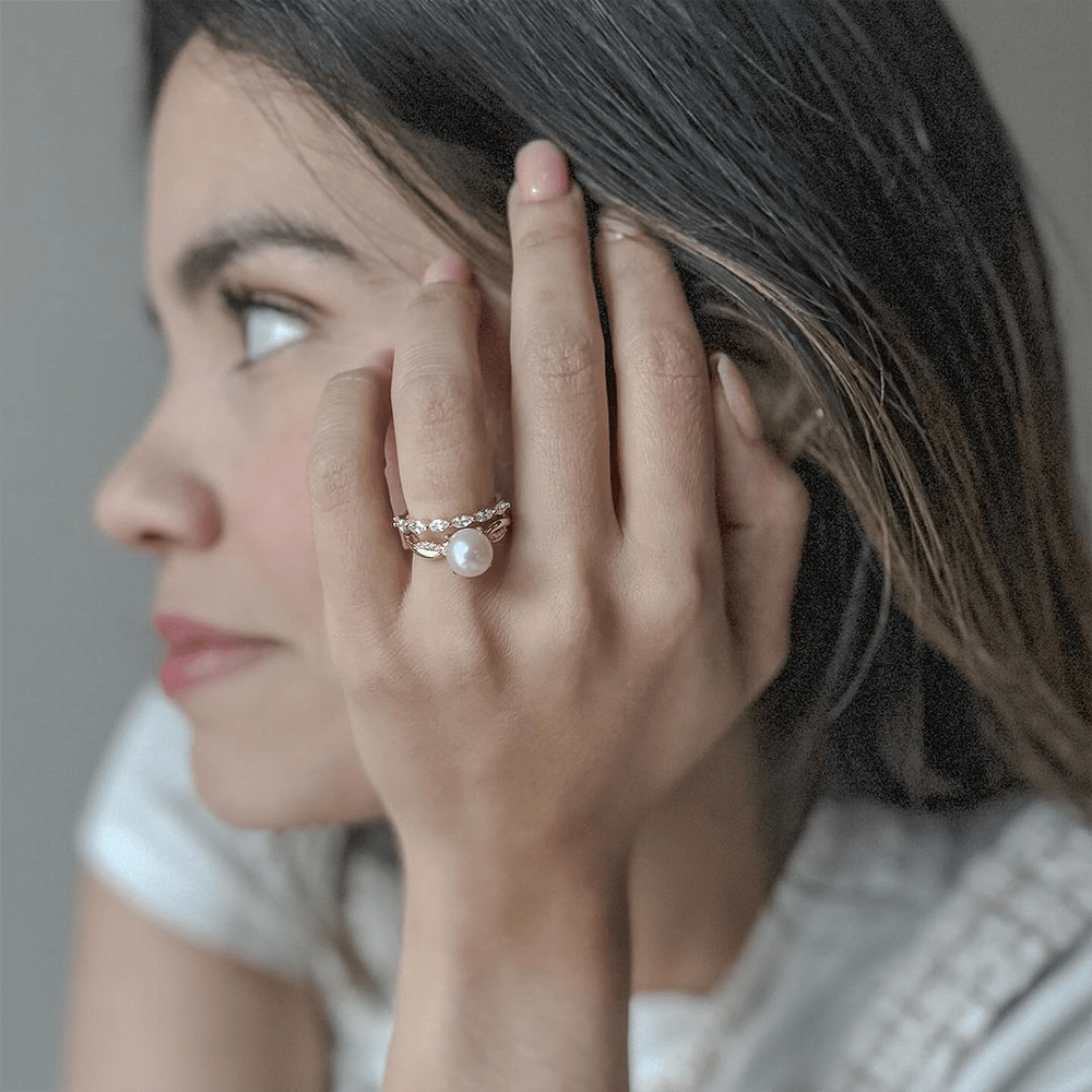 8mm Freshwater Cultured Pearl Twist Band Ring with Moissanite Pavé - Elegant Jewelry for Weddings, Anniversaries & Special Occasions