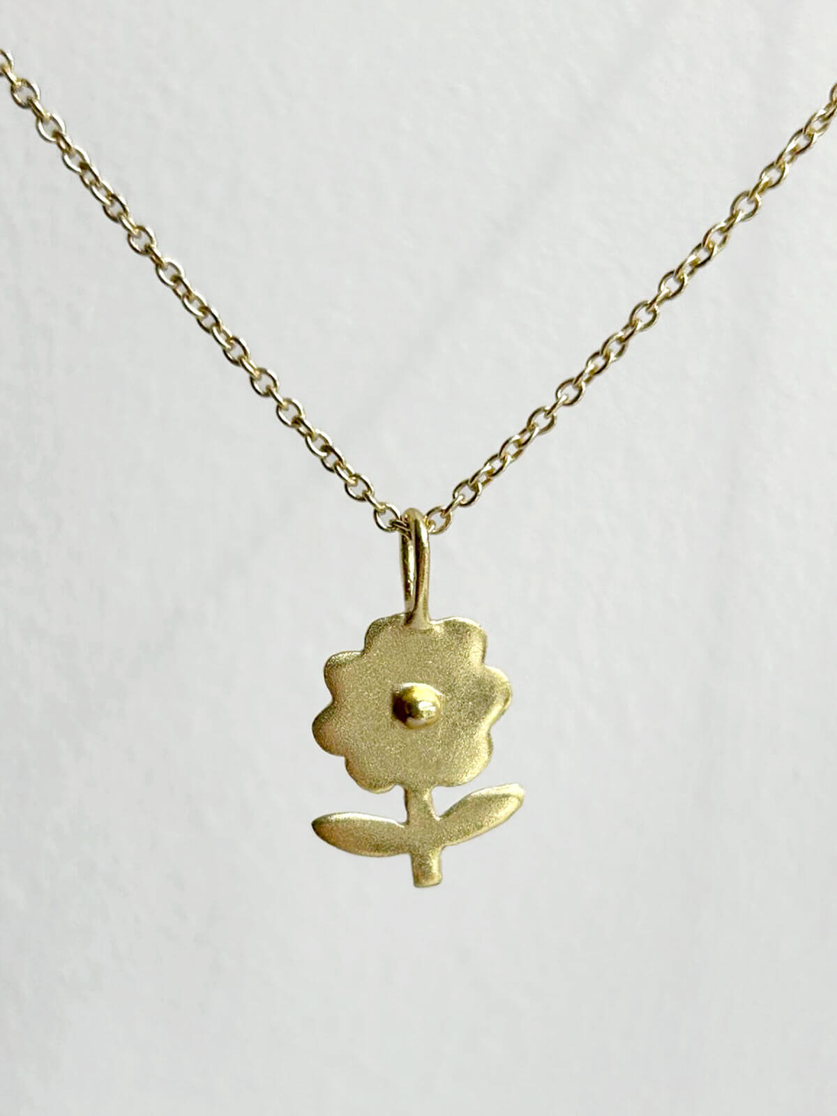 Gold Daisy Necklace for Women - 18K Gold Plated Floral Pendant Jewelry - Perfect for Everyday Wear, Gifts & Special Occasions