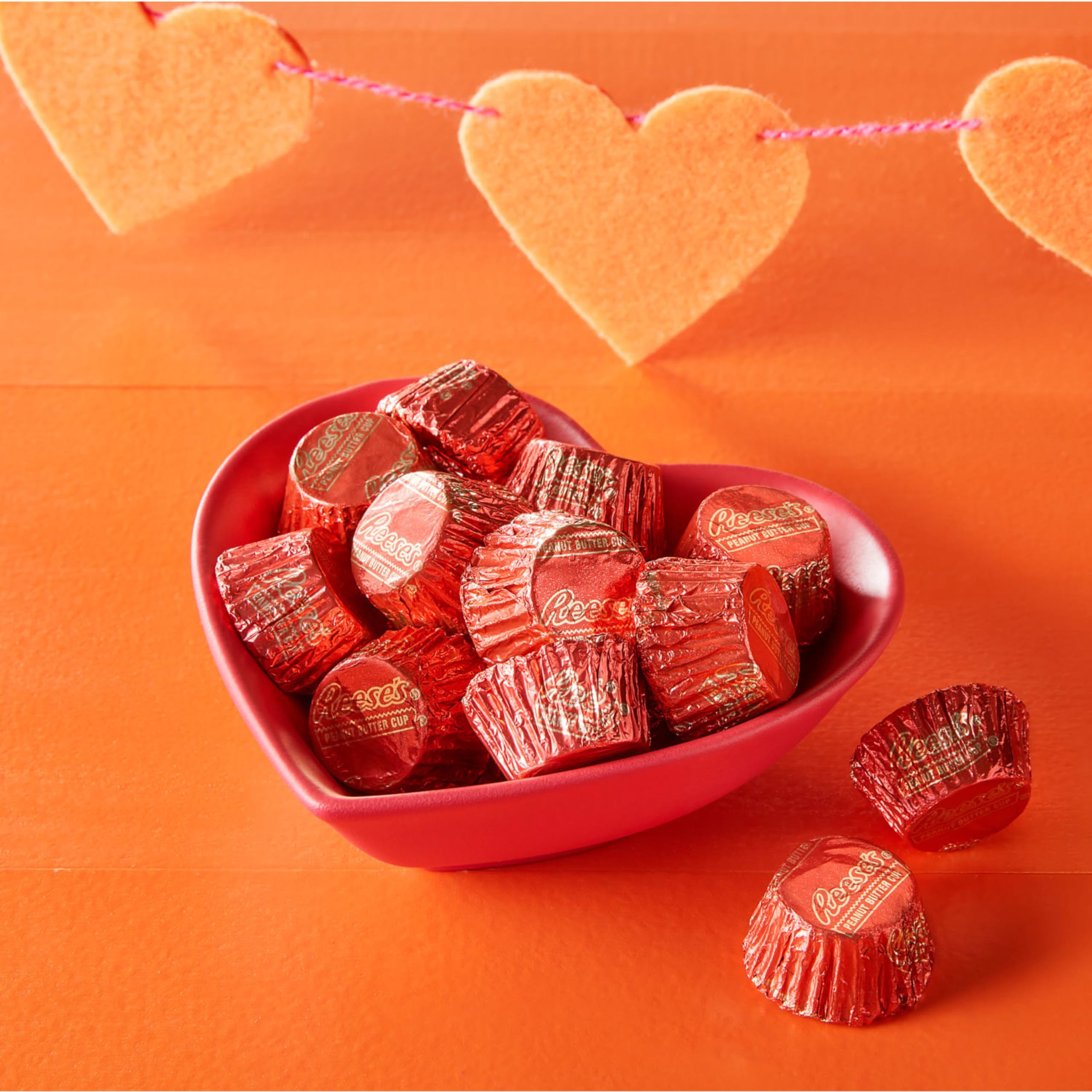 Reese's Miniatures Milk Chocolate Peanut Butter Cups - 9.9 oz Valentine's Day Candy Bag | Bulk Chocolate Treats for Gifts, Parties & Snacking