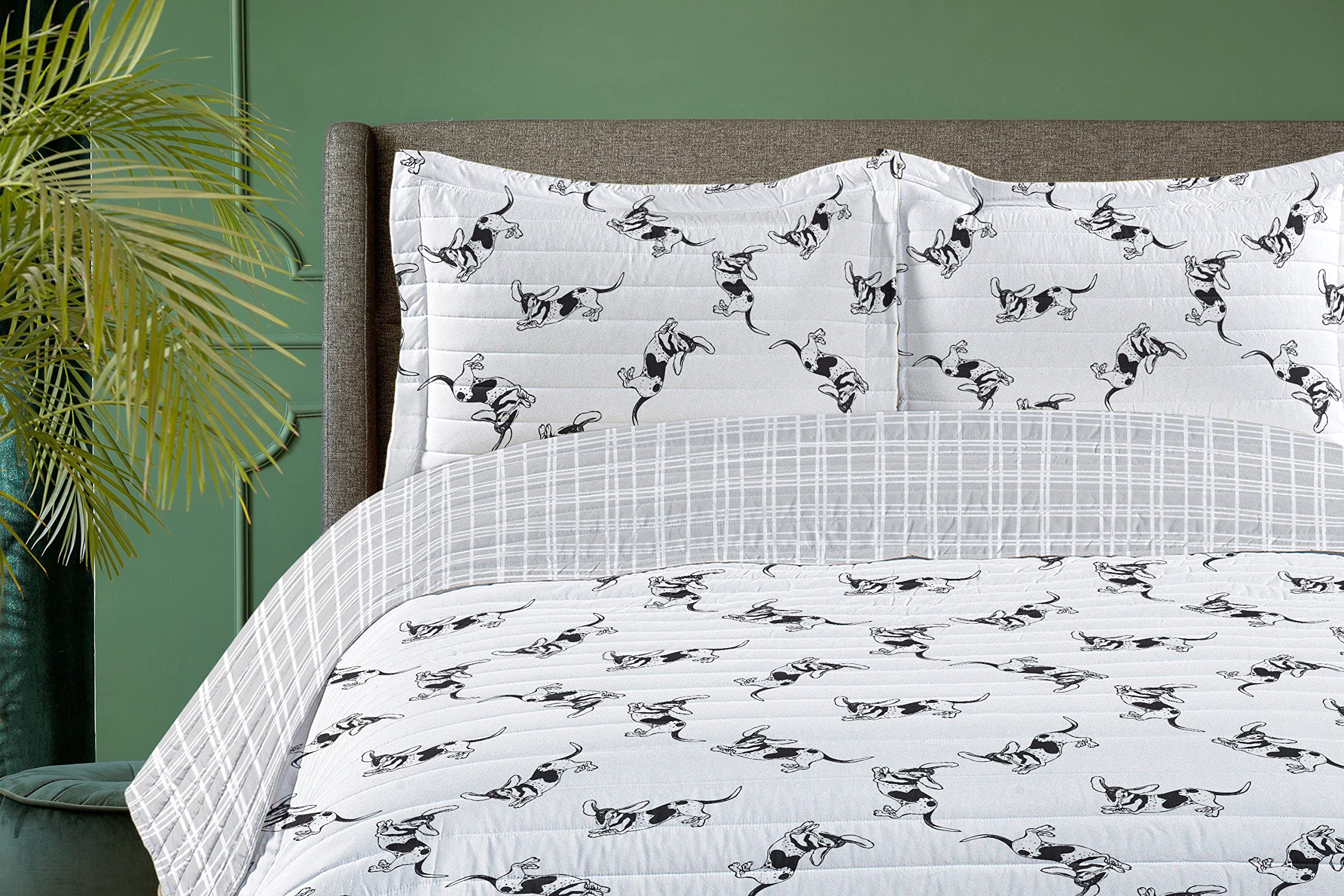 Ambesonne Reversible Basset Hound Bedspread Set - Monochrome Hand-Drawn Dog Pattern Microfiber Comforter with Pillow Shams, Queen Size Black & White - Perfect for Pet Lovers' Bedroom Decor & Cozy Home Styling