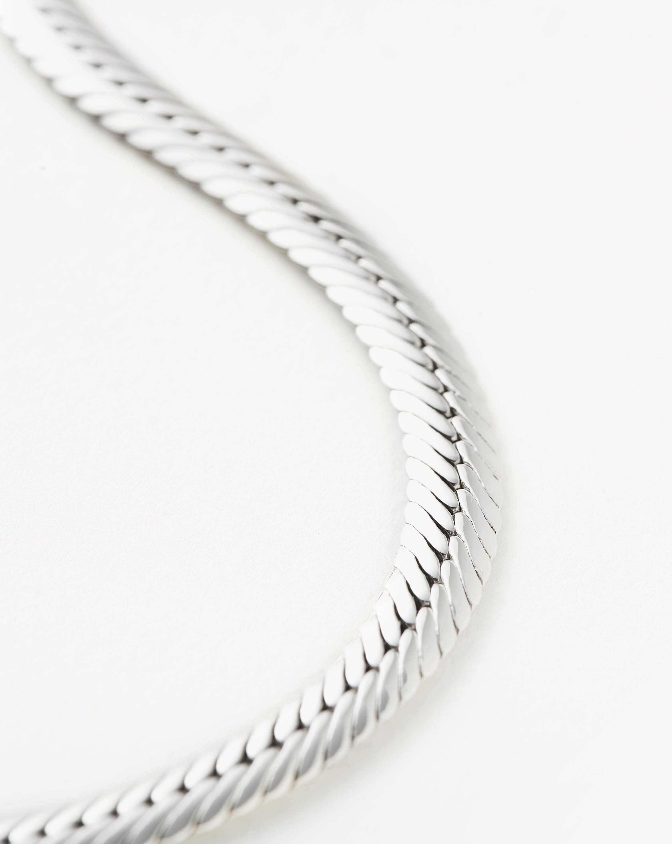 Stylish Camail Chain Bracelet for Women - Trendy Silver or Gold Plated Jewelry - Perfect for Casual Wear, Parties & Gifts