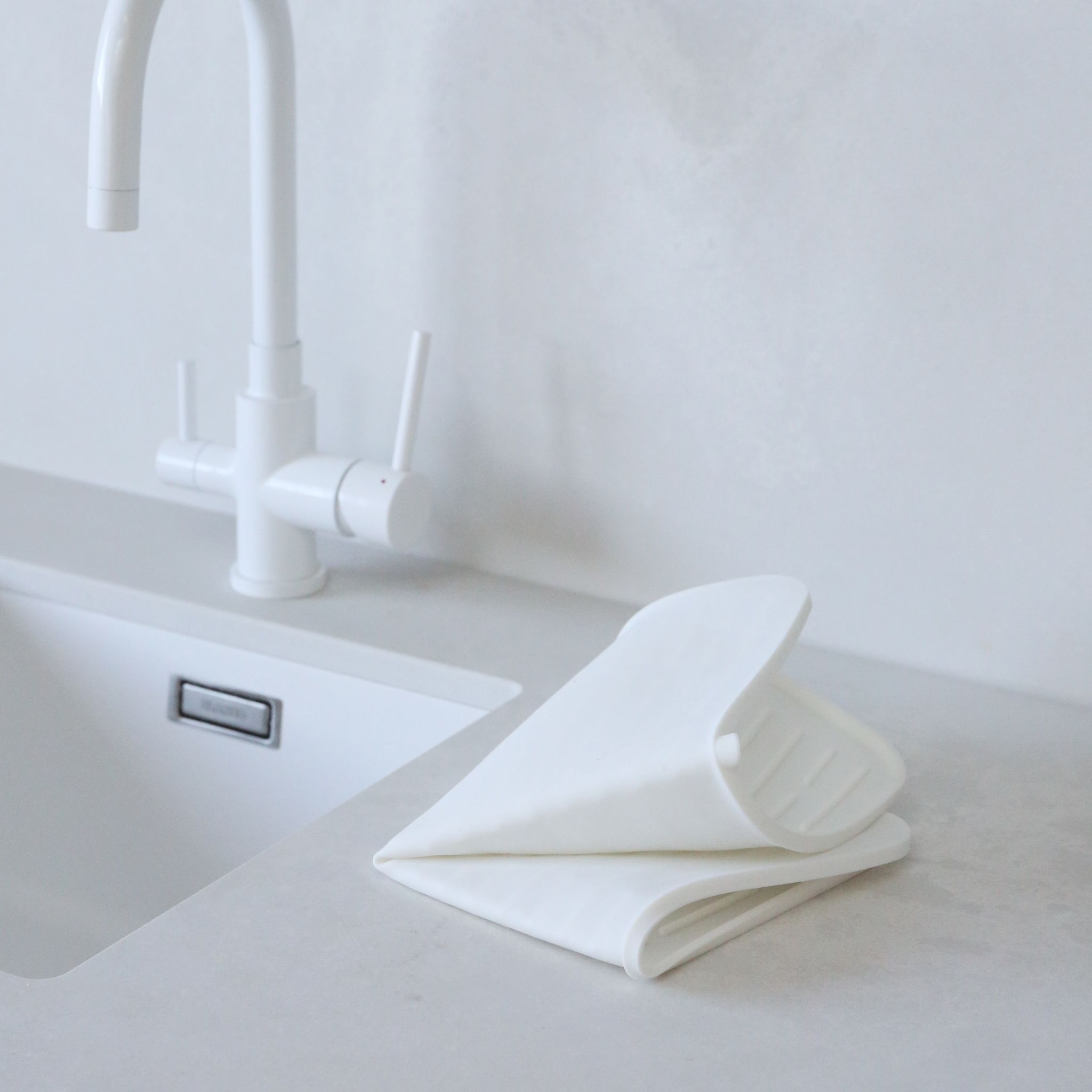 DESIGNSTUFF Large White Folding Silicone Drying Mat with Drainage Hole - Perfect for Kitchen Countertops, Dish Drying Racks & Space-Saving Storage
