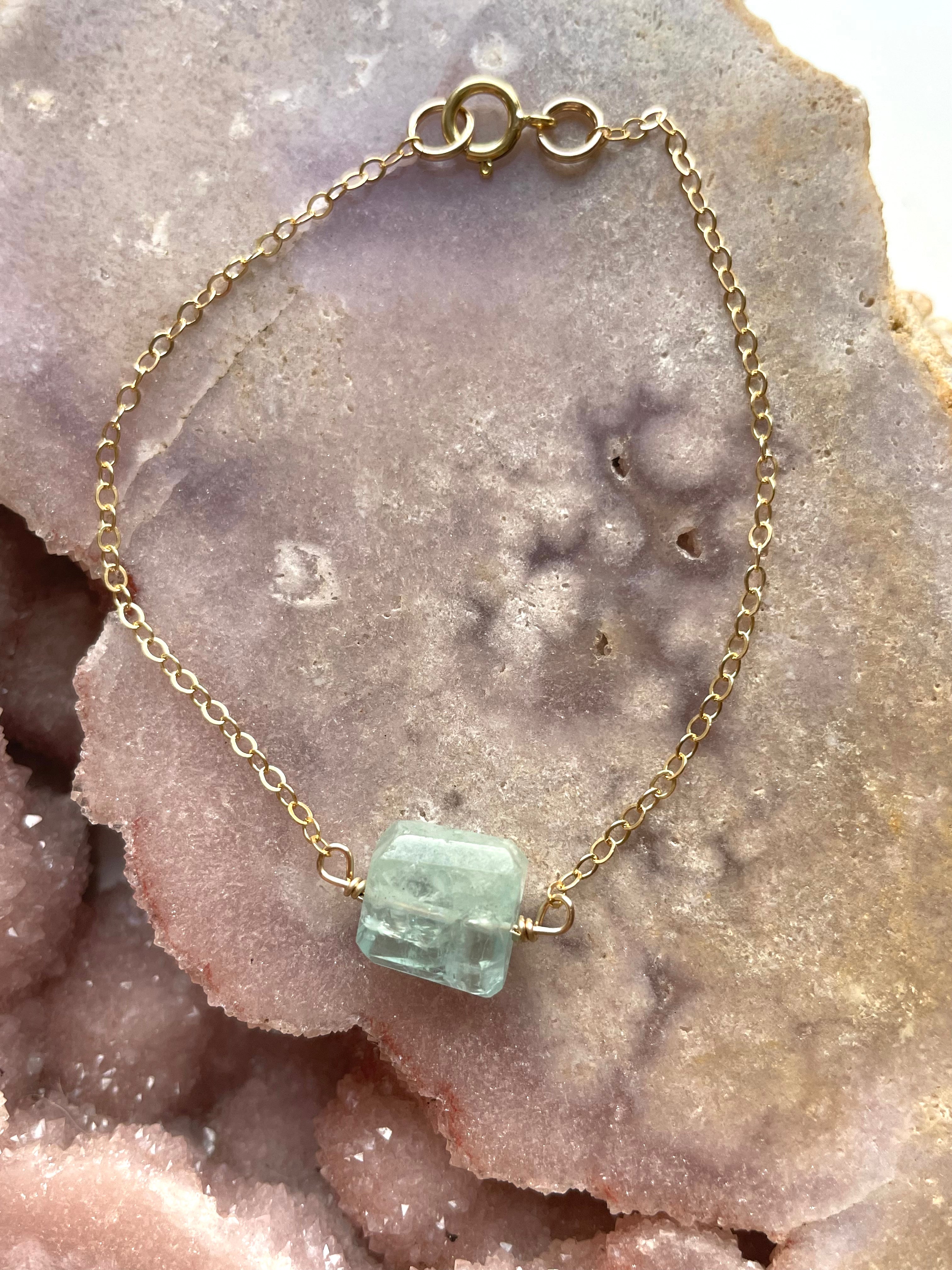 Natural Aquamarine Crystal Bracelet for Women - Healing Stone Jewelry for Stress Relief & Positive Energy - Perfect for Meditation, Yoga & Everyday Wear
