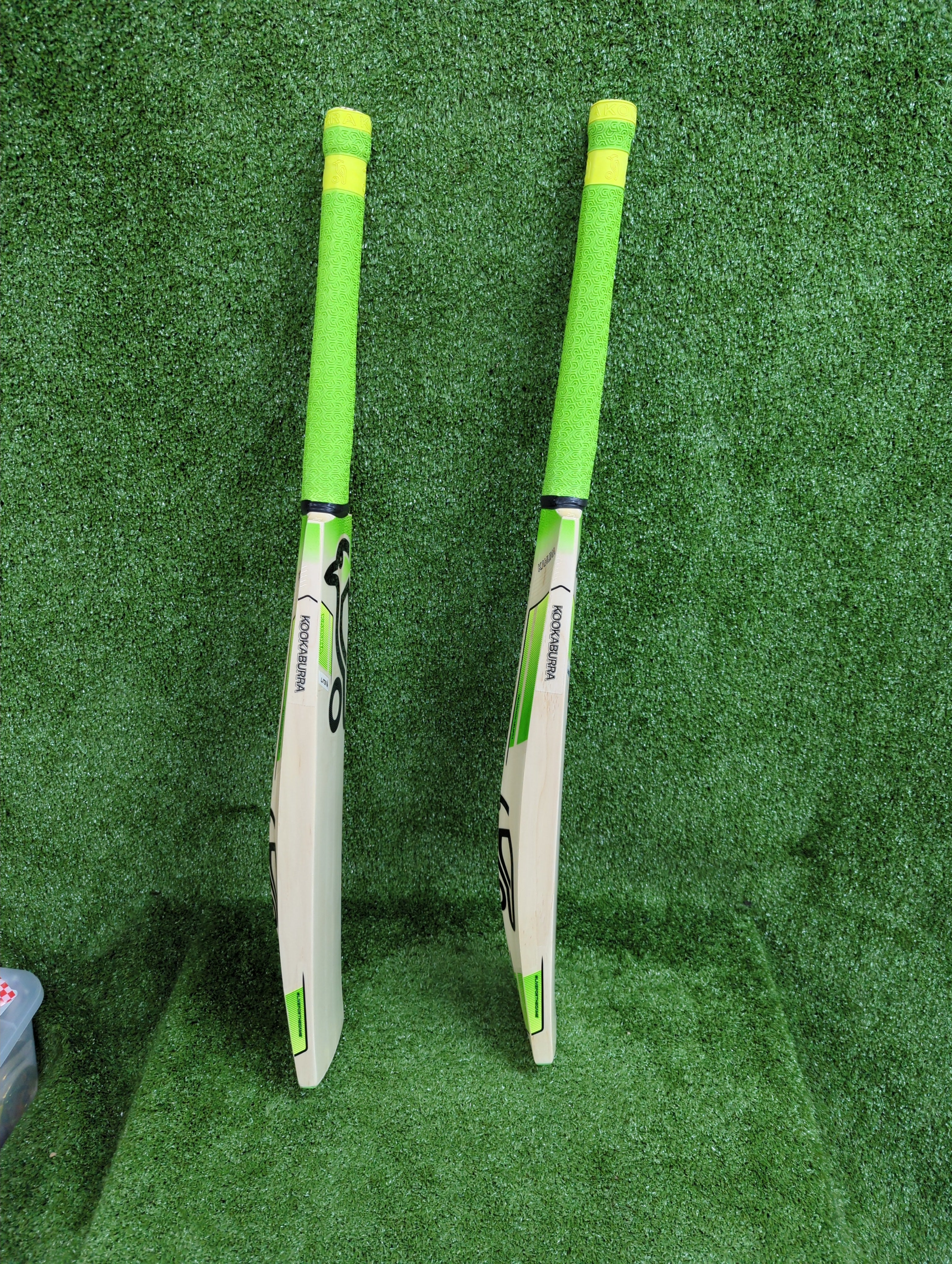 Kookaburra Kahuna Lite English Willow Cricket Bat - Premium Lightweight Cricket Bat for Professional & Amateur Players - Perfect for Matches, Training & Practice Sessions