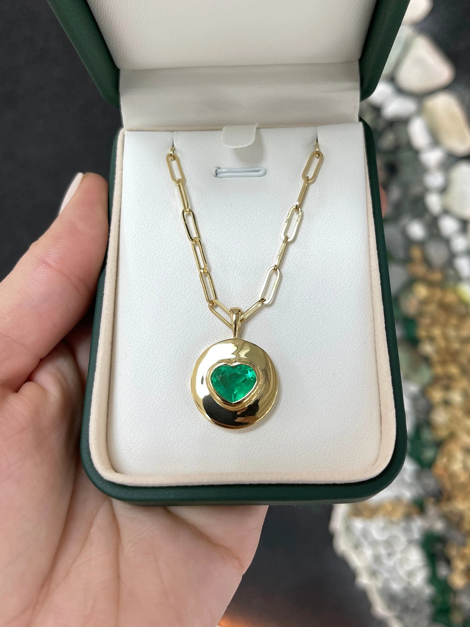 2.30 Carat 18K Gold Emerald Heart Signet Pendant Necklace - Elegant Jewelry Gift for Women, Perfect for Valentine's Day, Anniversary & Special Occasions