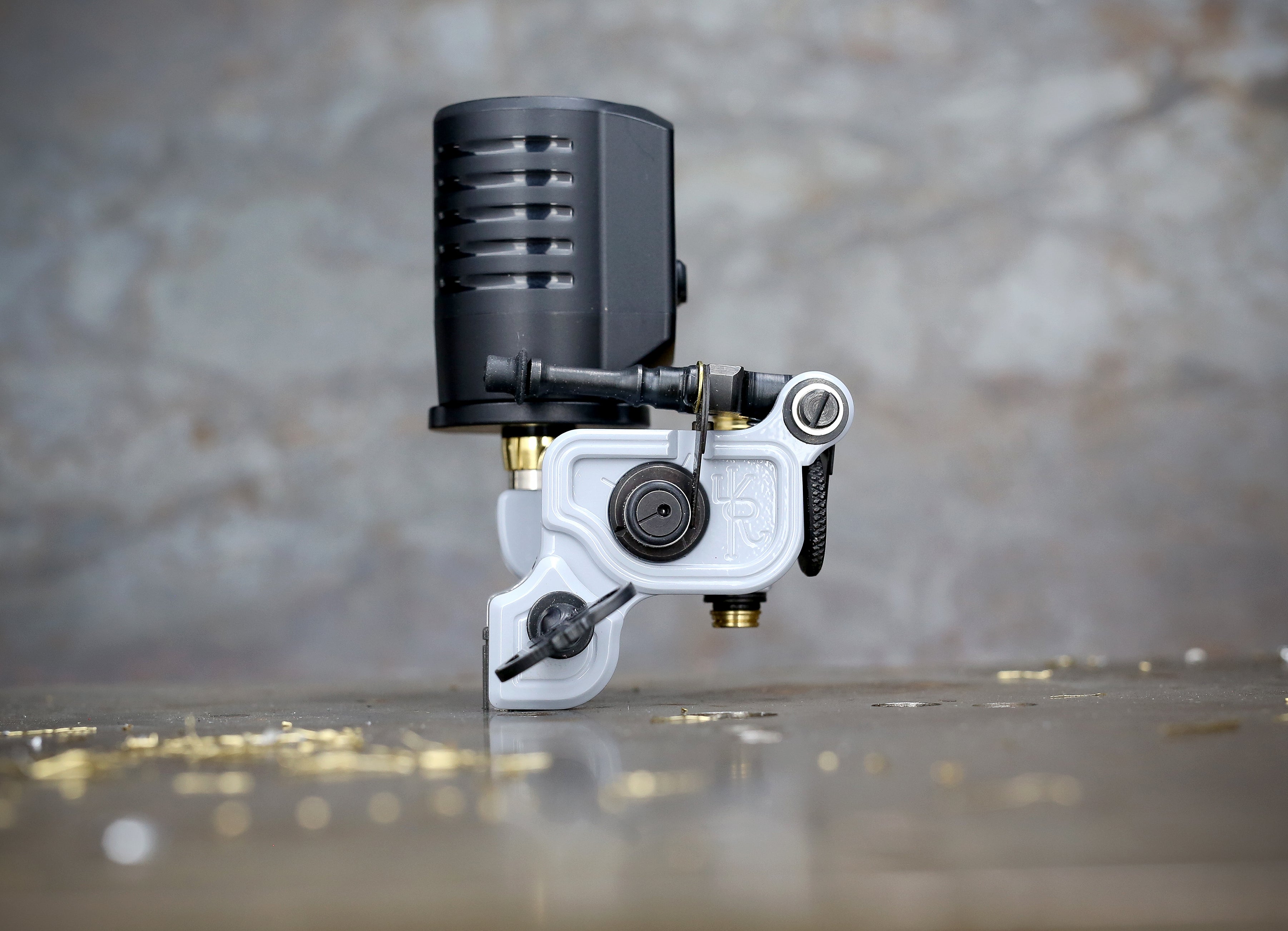 Dan Kubin Sidewinder 46er Featherweight Tattoo Machine - Grey & Black Aluminum RCA with Clip Cord - Professional Tattoo Equipment for Artists & Studios