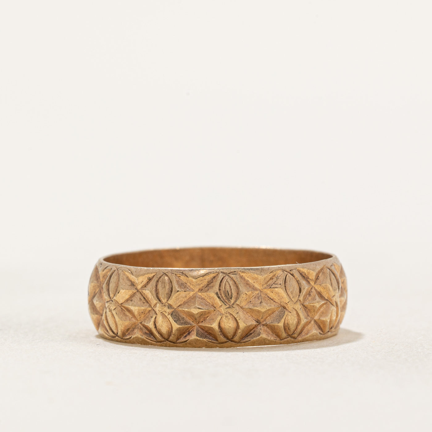 Vintage 1975 London 9k Yellow Gold Carved Band Ring - Size 8 | Classic Jewelry for Weddings, Anniversaries & Special Occasions
