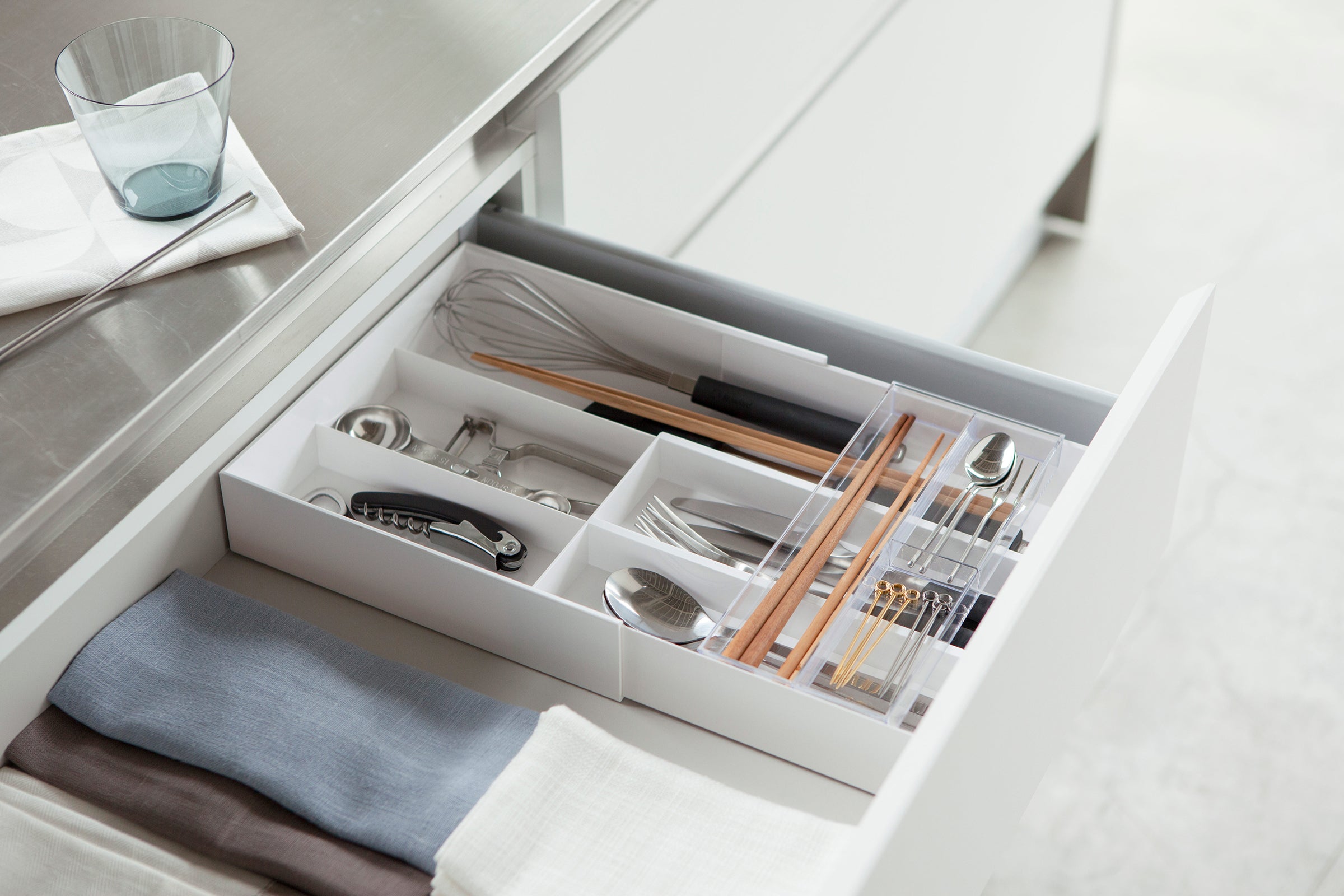 Expandable Cutlery Organizer for Kitchen Drawer - Utensil Tray with Adjustable Dividers | Perfect for Silverware, Knives, Spoons Storage | Ideal for Home, Restaurant & Office Use