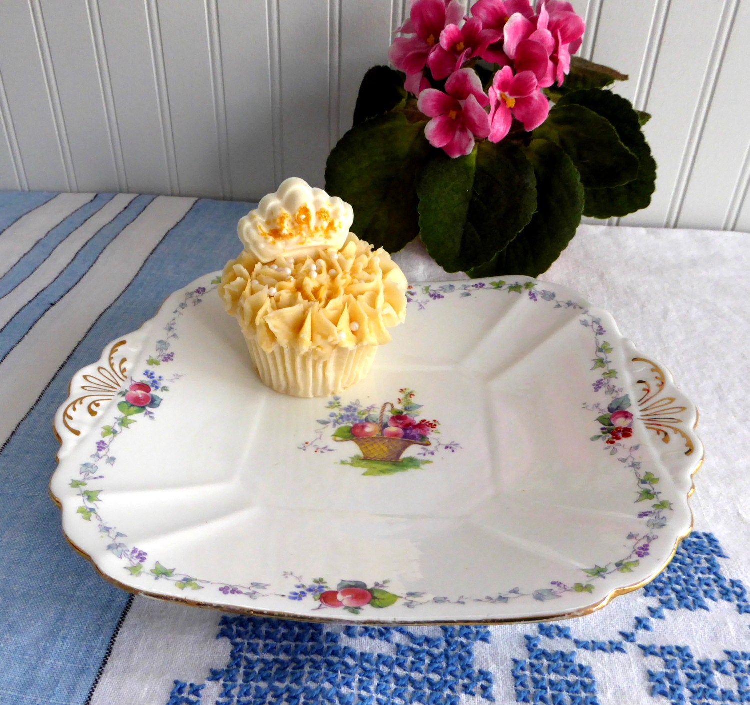 Vintage Shelley Hampton Court Lugged Cake Plate - Elegant Sandwich Server for Afternoon Tea, Desserts & Party Serving (1920s Inspired) - Perfect for Bridal Showers, High Tea Events & Vintage Tableware Collections