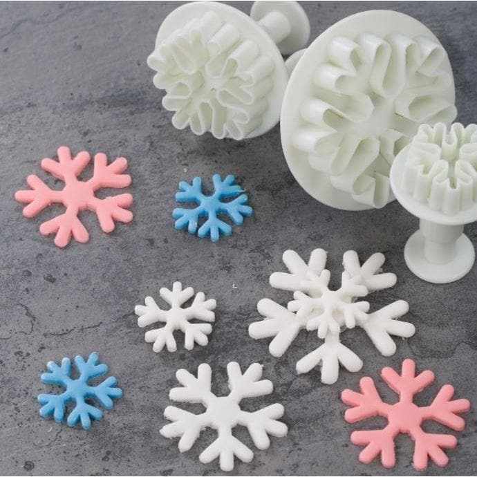 3-Piece Chunky Snowflake Cookie Cutters Set - Stainless Steel Winter Holiday Baking Decorations for Christmas Cookies, Gingerbread, and DIY Crafts | Perfect for Holiday Parties, Gift Giving, and Family Baking Fun