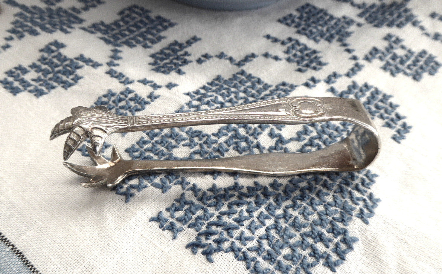 Vintage 1920s Silver Plated Sugar Tongs with Feather Claw End - English Style Antique Tea Accessories for Afternoon Tea, Coffee Service & Dessert Serving
