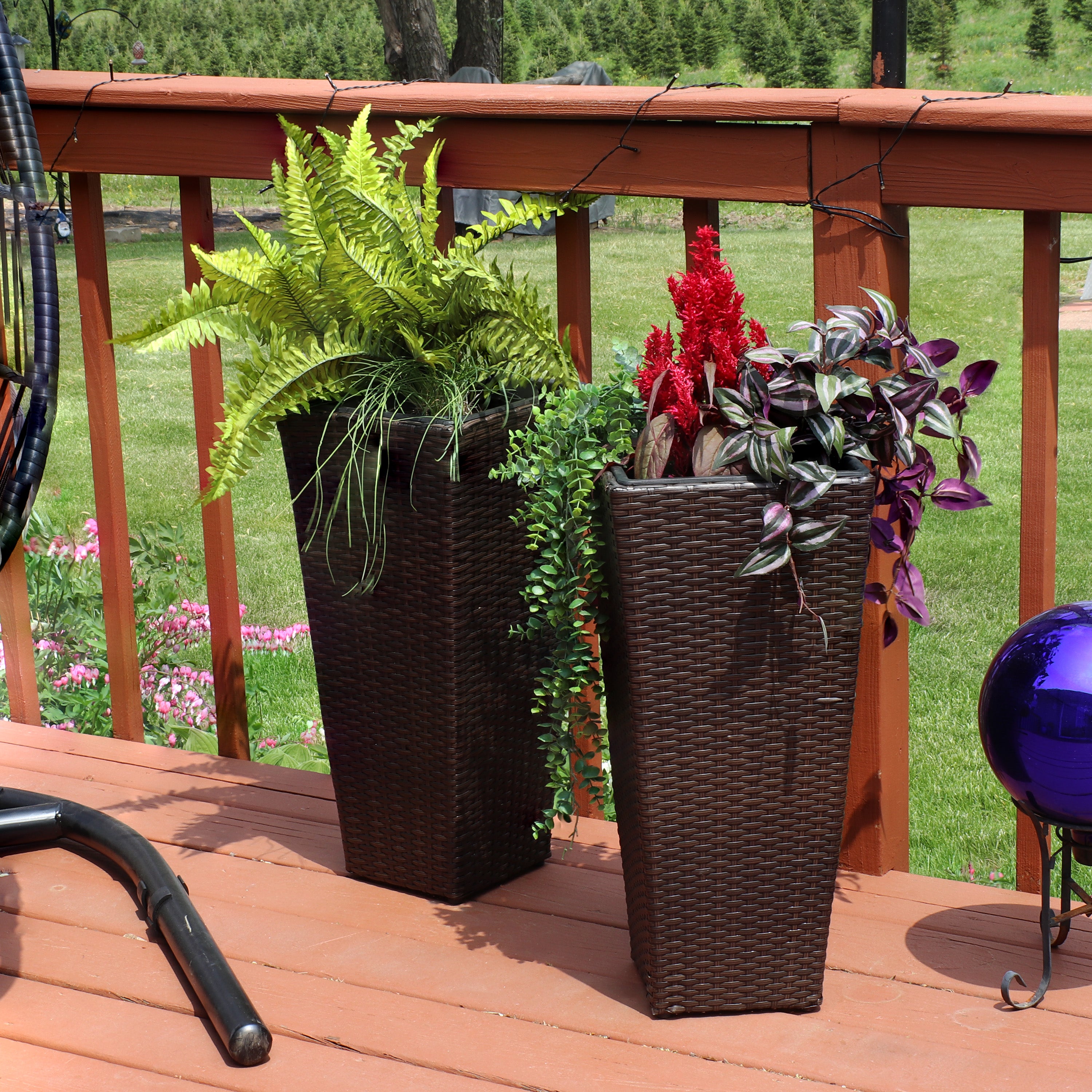 Sunnydaze 2-Piece Set of Brown Square Tall Wicker Planters - Durable Poly Rattan Outdoor Garden Decor for Patio, Balcony & Backyard Landscaping