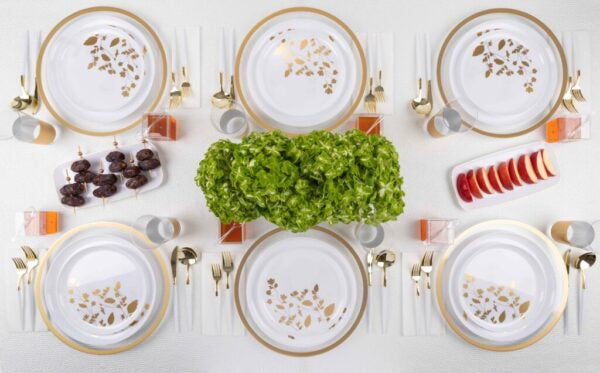 20-Piece White and Gold Round Plastic Dinnerware Set for 10 Guests - Elegant Disposable Plates, Bowls, Cups & Cutlery - Perfect for Garden Parties, Outdoor Weddings, Picnics and BBQs