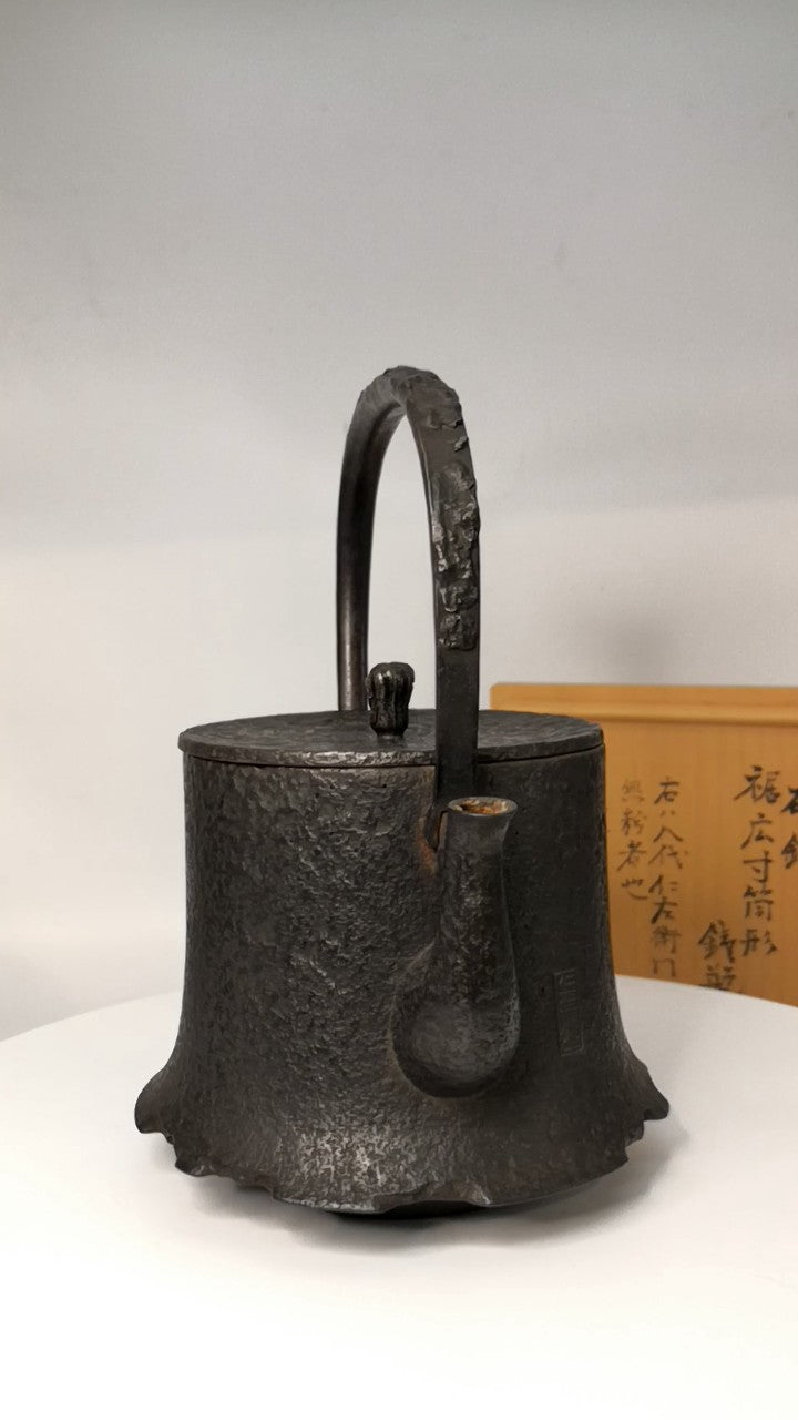 Authentic Japanese Nanbu Satetsu Tetsubin Iron Teapot - Koizumi Nizaemon 8th Generation, Traditional Cast Iron Kettle with Wooden Box - Perfect for Tea Ceremonies, Home Brewing & Japanese Tea Culture Enthusiasts
