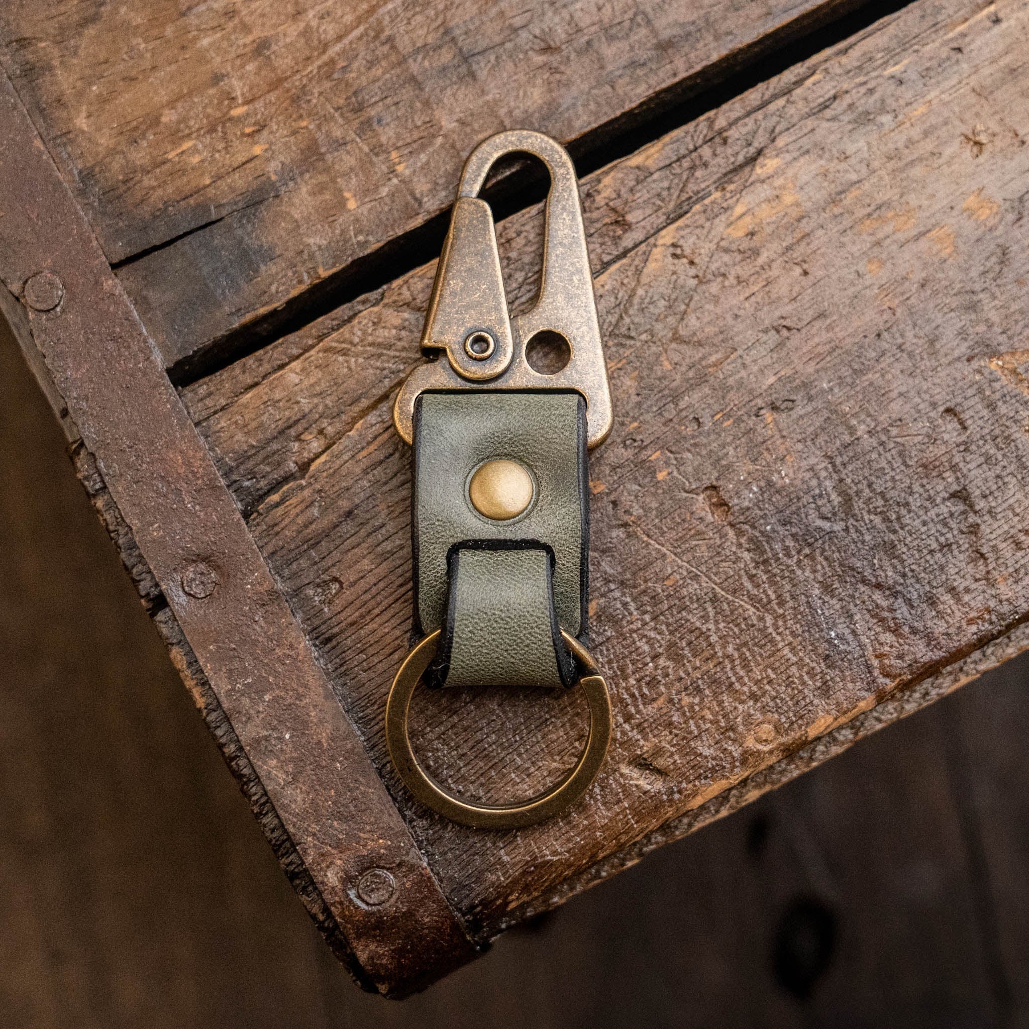 Premium Genuine Leather Keychain Clip - Durable & Stylish Key Holder for Keys, ID Cards, and Accessories - Perfect for Everyday Carry, Gifts, and Travel Essentials
