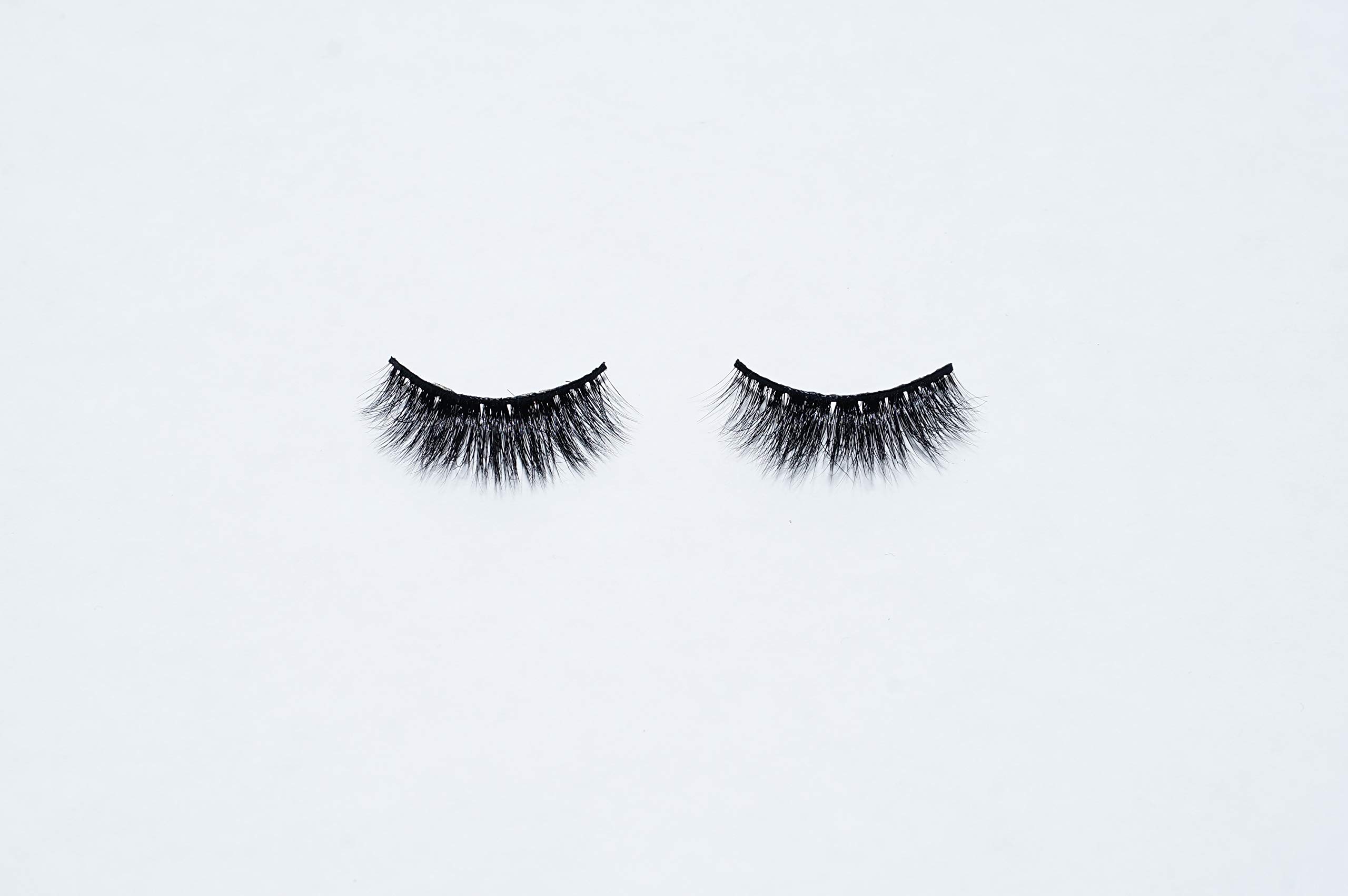 100% Dramatic 3D Siberian Handmade Mink Eyelash Extensions - Cruelty Free, Reusable Up to 20 Times - Includes Applicator & Beautiful Me Lash Box (Naturally Naughty Style A01) - Perfect for Parties, Weddings & Special Occasions