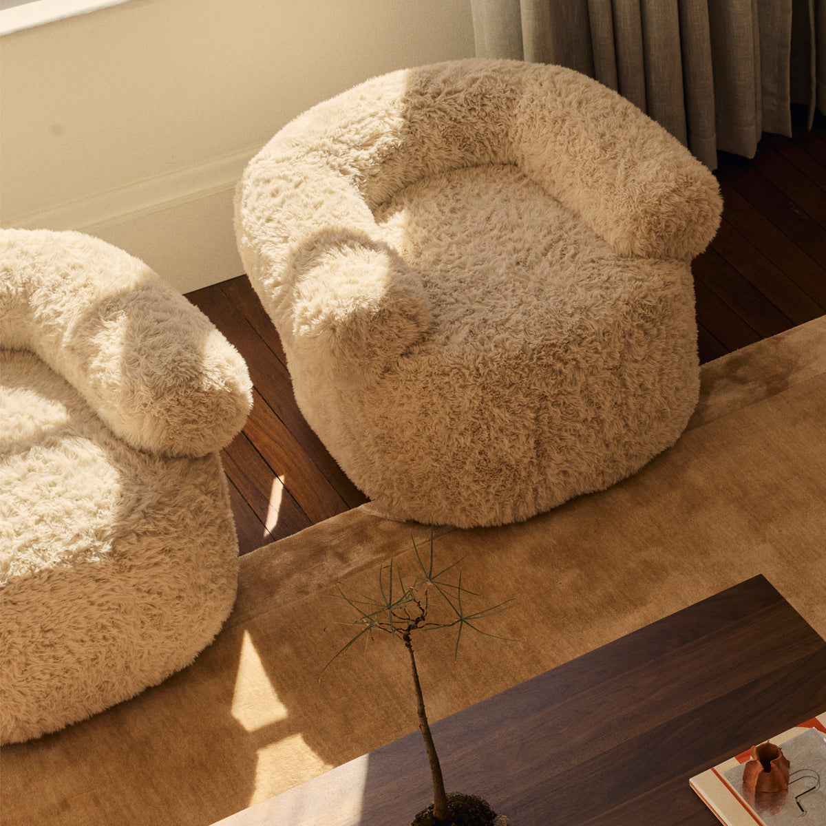 Huggy Swivel Armchair - Modern Padded Lounge Chair with 360° Rotation, Comfortable Home Office Furniture for Living Room, Bedroom, or Reading Nook
