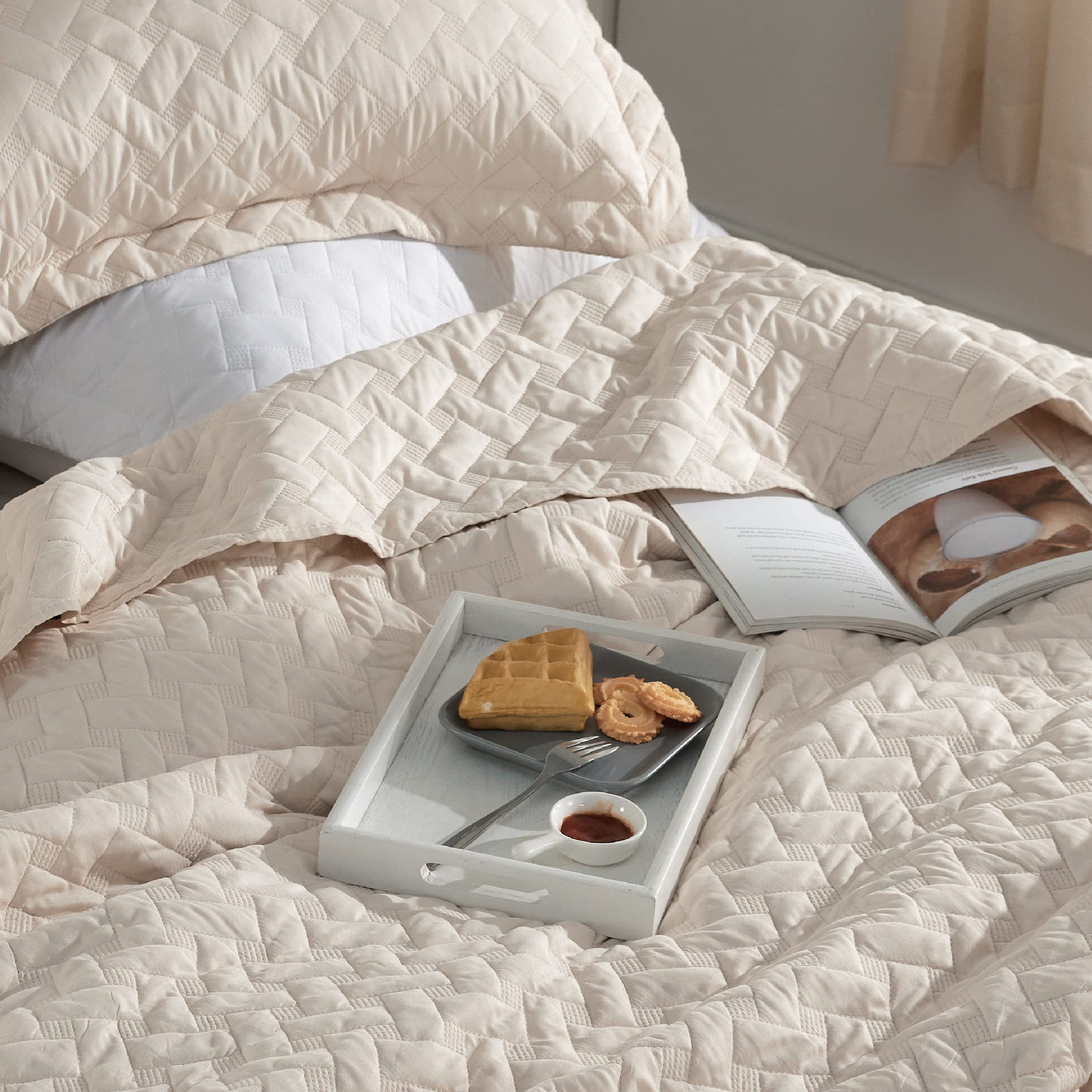 Bedsure Queen Size Lightweight Quilt Bedspread - Soft Basket Weave Pattern Comforter Set with 2 Pillow Shams, Beige All-Season Bedding for Cozy Home & Guest Room Decor